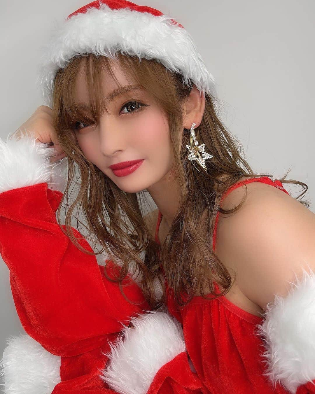 CHINATSUさんのインスタグラム写真 - (CHINATSUInstagram)「Merry christmas♡  子供の頃は今日が誕生日より 嬉しかったなぁ。  #xmas  #christmas  #サンタクロース🧑‍🎄 #コスプレ女子  #サンタコス🎅  #イヴ  #撮影  #サロンモデル  #大阪  #難波   HARE @hiroshikurimoto   studio @rubikshair」12月24日 22時04分 - chinatsu.k621