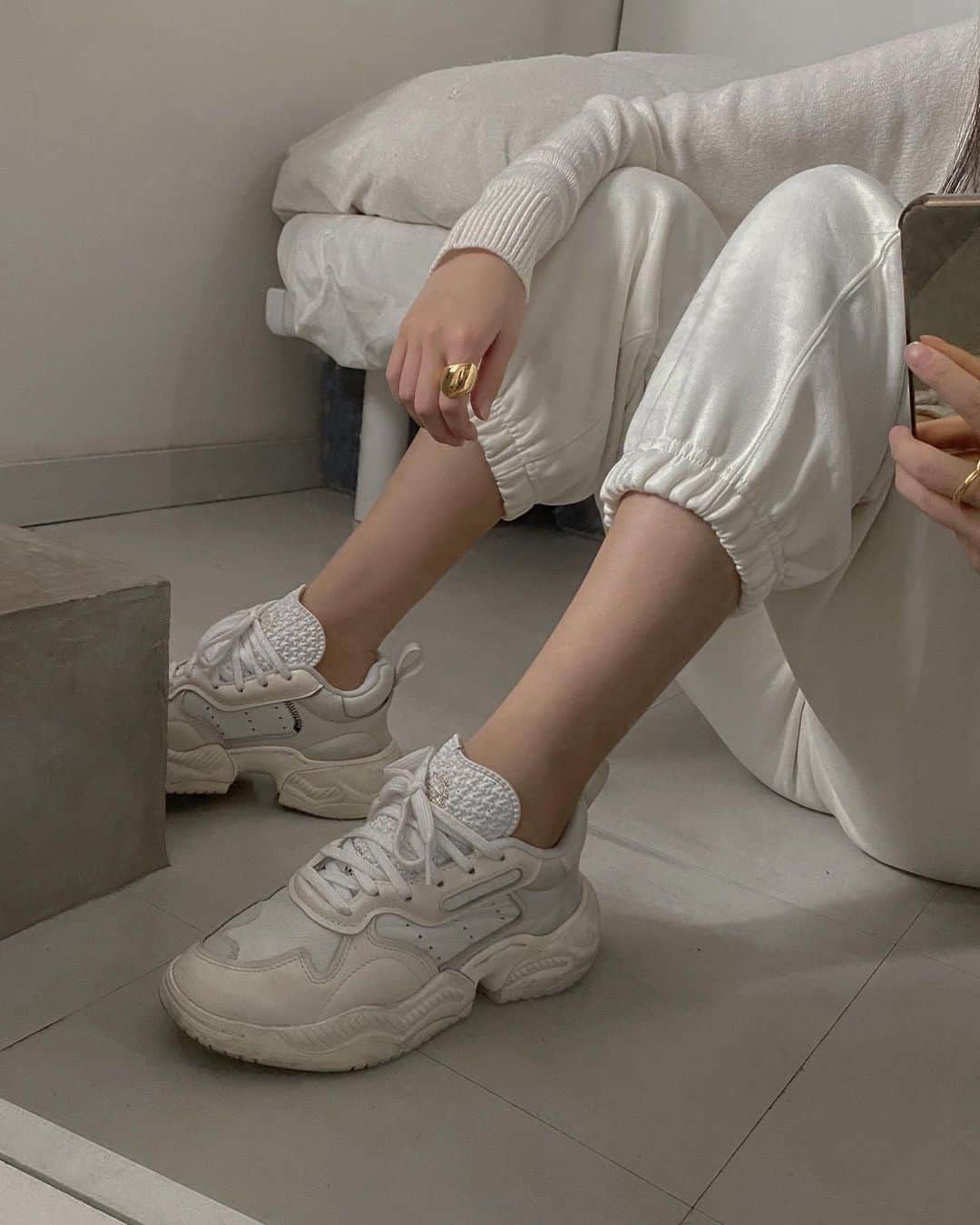 影山可蓮のインスタグラム：「・ ・ 👟👟👟 #white  ・ ・ 今年いっぱいお世話になったスニーカーと Uのスエットパンツ🤍 ・ ・ #outfit #ootd  #instafashion #minimalstyle #minimalfashion #classicstyle #simpleoutfit #everydaylook  #コーデ #コーディネート #今日のコーデ #私服  #karen_k_outfit」