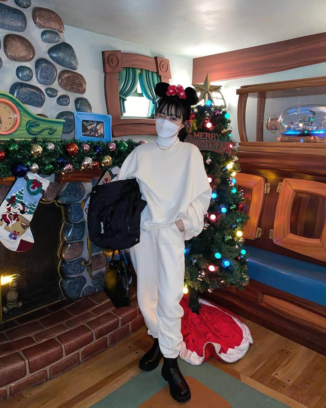 河崎みーなのインスタグラム：「🎅🏻🎄♥️✨ . .」