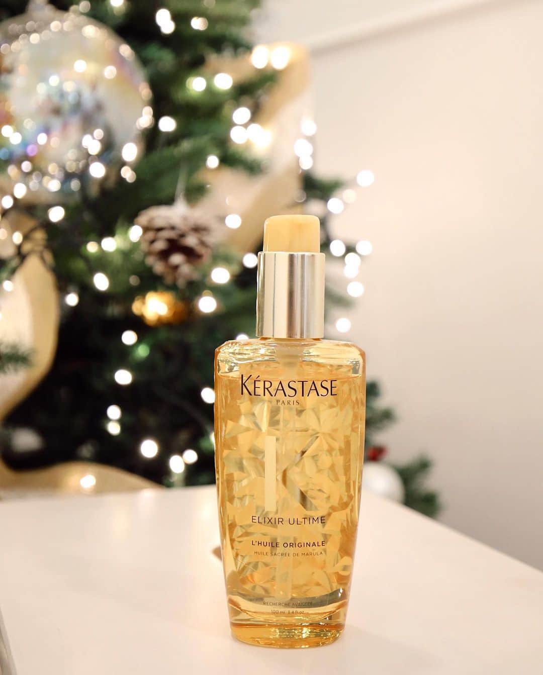 Aashna Shroffさんのインスタグラム写真 - (Aashna ShroffInstagram)「Another Christmas Giveaway for you!🎁✨ I love my @Kerastase_official Elixir Ultime, and as we move into the new year, here’s a chance for you to get festive ready hair that’s nourished, manageable and all about that shine!   To win this product - All you have to do is tag 2 friends and tell me in the comments below why you love this product using the hashtag #CraveTheIconic ✨  #KerastaseClub #KerastaseIndia」12月24日 22時06分 - aashnashroff