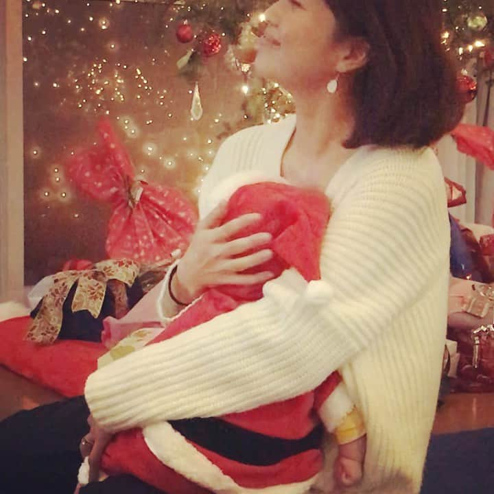 新妻聖子のインスタグラム：「Merry Christmas everyone!!!! This movie is from 2yrs ago...my son’s very first Christmas!! ・ 2年前の、息子の初クリスマスの時の動画を見つけました☺️ ・ どなた様も！心も身体もぽかぽかでハッピーなクリスマスを過ごせますように！！誰かが笑ってくれたら、それだけでハッピークリスマスですね！！ ・ Wishing you a joyful holiday season♡ ・ #christmas  #alliwantforchristmasisyou  #firstchristmas  #merrychristmas  #wishingyouthebest  #新妻聖子 #夫の実家です #オランダ式 #本気の #クリスマス」