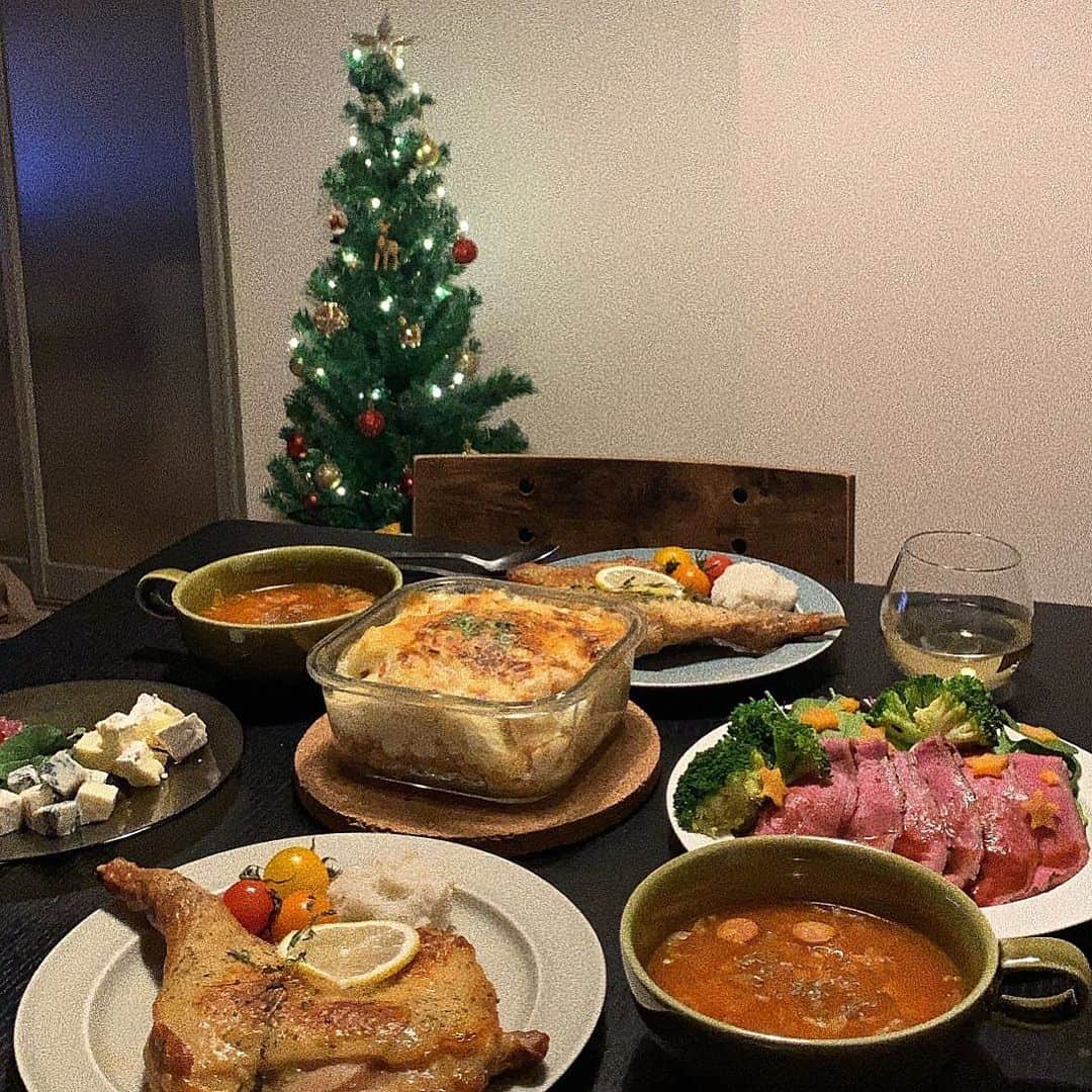 ukapiのインスタグラム：「⠀ ⠀ Merry christmas🎄 ⠀ 記録として。 menu ・チキン ・ミネストローネ ・ローストビーフ ・エビグラタン(豆乳でカロリーオフ狙い) ・チーズと生ハムのオイル漬け🧀 ⠀ #カルディ　のNo. 1の白ワイン のみやすかった🍾♡ ⠀ #クリスマスディナー」