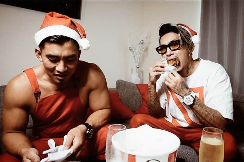 DJ ACEのインスタグラム：「🎄🎅🍗﻿ 家にサンタが来た🐭﻿ ﻿ Santa came to my house🎁﻿ ﻿ #メリクリ﻿ #こちらの様子は明日19時公開📺﻿ #素敵なクリスマスを！﻿ #MerryChristmas﻿ #HaveAWonderfulXmas」