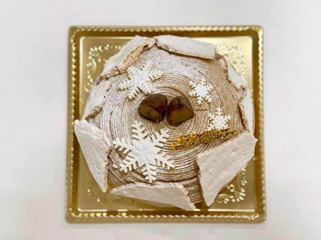 古屋敷沙耶さんのインスタグラム写真 - (古屋敷沙耶Instagram)「今年のクリスマスは、モンブランタルトケーキ🎄🎅💓 . . . 去年の今頃はつわり真っ只中で、一応ケーキを買ってきたものの、気持ち悪すぎて食べられなかった苦い思い出が🤢 来年は山ほど食べるぞと心に誓ったのでした。 . . . と、いうわけで、今年は山ほど食べました🤤 お腹パンパン。 あーしあわせ。 . . . #クリスマスケーキ#モンブラン#モンブランタルト #モンブランのホールケーキをチョイスなんて #大人になったなぁ #30過ぎてモンブランの美味しさが沁みる #このケーキ#アートすぎる#美しすぎる #娘を寝かしつけた後のご褒美 #メリークリスマス🎅」12月24日 22時11分 - mrt.furuyashiki