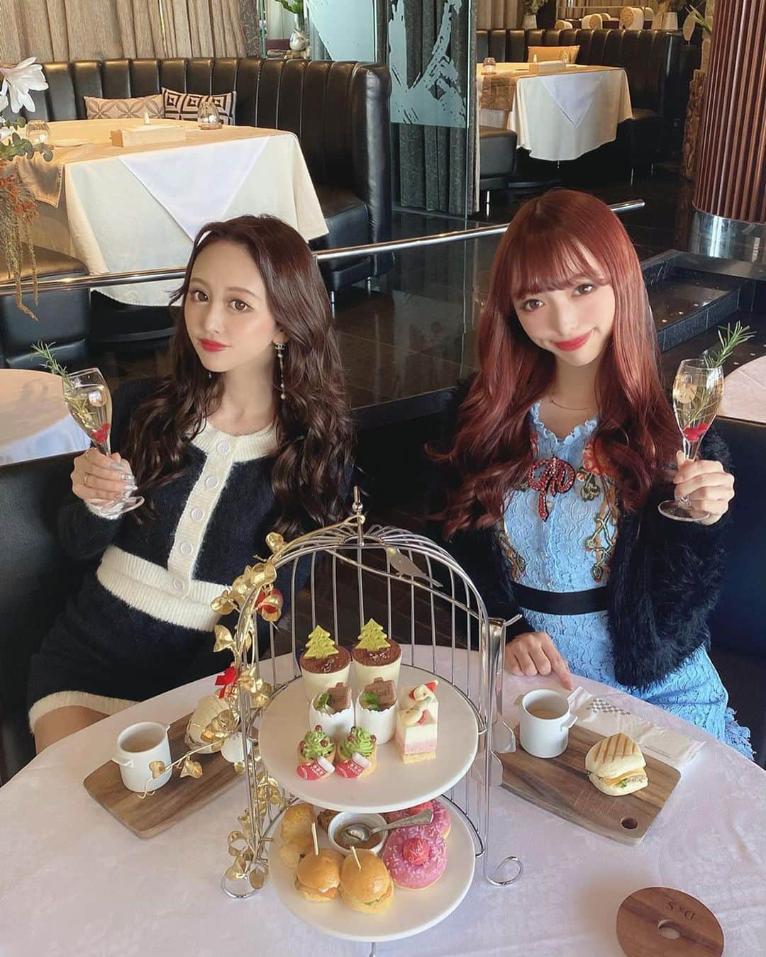 梨乃のインスタグラム：「﻿ ﻿ Merry Christmas Eve🎅🏻🎄﻿ ﻿ ﻿ ﻿ #クリスマスアフタヌーンティー #渋谷カフェ #クリスマス限定 #legiantokyo #レギャン東京 #アフタヌーンティー #カフェ巡り #映えカフェ」
