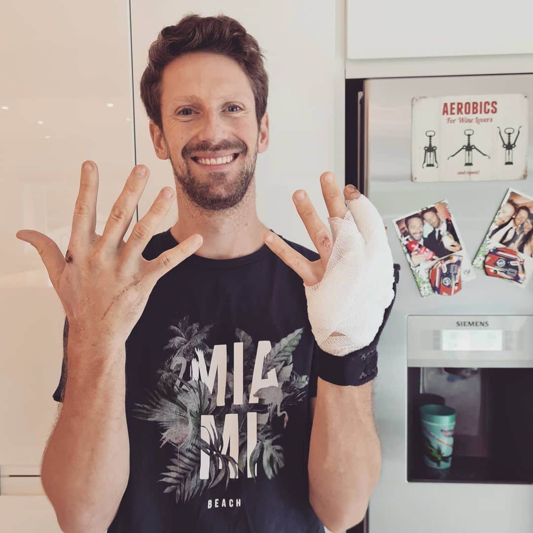 ロマン・グロージャンのインスタグラム：「7 fingers back to normal. That's an hell of a Xmas present 🎁🎁🎁 #r8g #recovery #happyday #Xmas」
