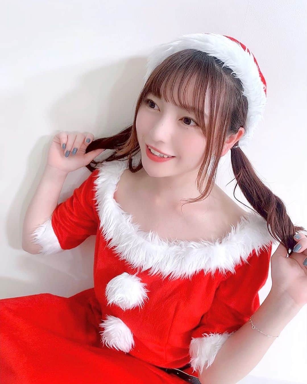 廣川奈々聖のインスタグラム：「Xmas〜🎄🤍❤ ﻿ ﻿ ﻿プレゼントのいいね待ってます ¨̮ ☽ 笑 ﻿ ﻿ #merrychristmas #サンタコス」