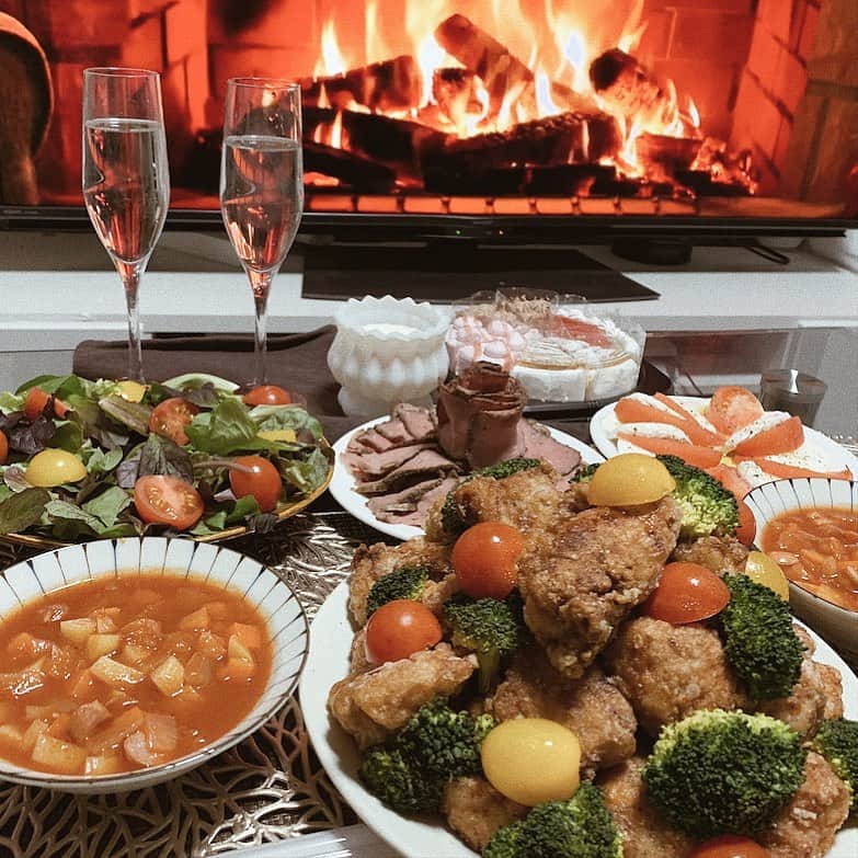ayacasuのインスタグラム：「* * * ズボラ X'mas Dinner🥂🎄 * リースサラダ(お皿チョイスミス笑) 唐揚げツリー(低っ笑) ローストビーフ(買ったやつ笑) カプレーゼ(バジルない笑) ミネストローネ ケーキ(喧嘩なるから2つずつのやつ笑) です！！🤣🤣🤣 まず2人分の量ちゃうな笑 * 合間に息子ギャン泣きで キッチンと行き来しまくりで オカン息切れ！！😂🙌🏻 * なんかドタバタやったけど、 なんとか家族3人で初めての X'mas eve🎄 めちゃくちゃ幸せ😌❤️ * * * #クリスマスイブ #xmaseve #christmaseve #クリスマスディナー#christmas #xmas #クリスマス #xmasdinner #christmasdinner #ディナー #おうちご飯 #おうちディナー #ズボラ飯 #赤ちゃんのいる生活 #主婦 #ズボラ主婦 #家族の時間 #eve #唐揚げ #リースサラダ #ミネストローネ #ローストビーフ#メリークリスマス#メリークリスマス2020」