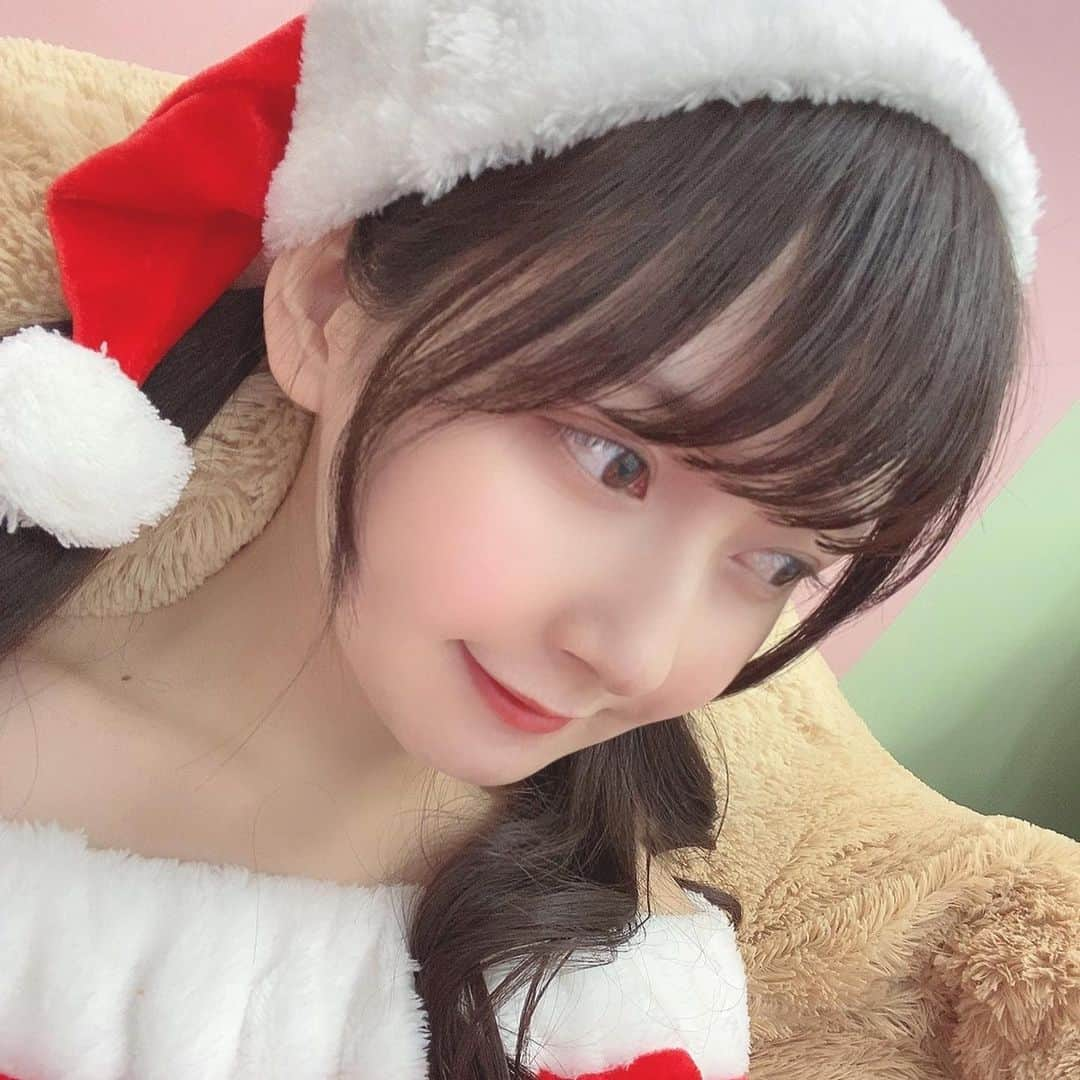 金久保マユ（ぼんぼん）さんのインスタグラム写真 - (金久保マユ（ぼんぼん）Instagram)「メリークリスマスイブ！！🎉 本日はサンタさんでASMRを撮りました🎄ぜひぜひご覧くださいーっ！ . 横からちらり。」12月24日 22時14分 - kanakubo_mei