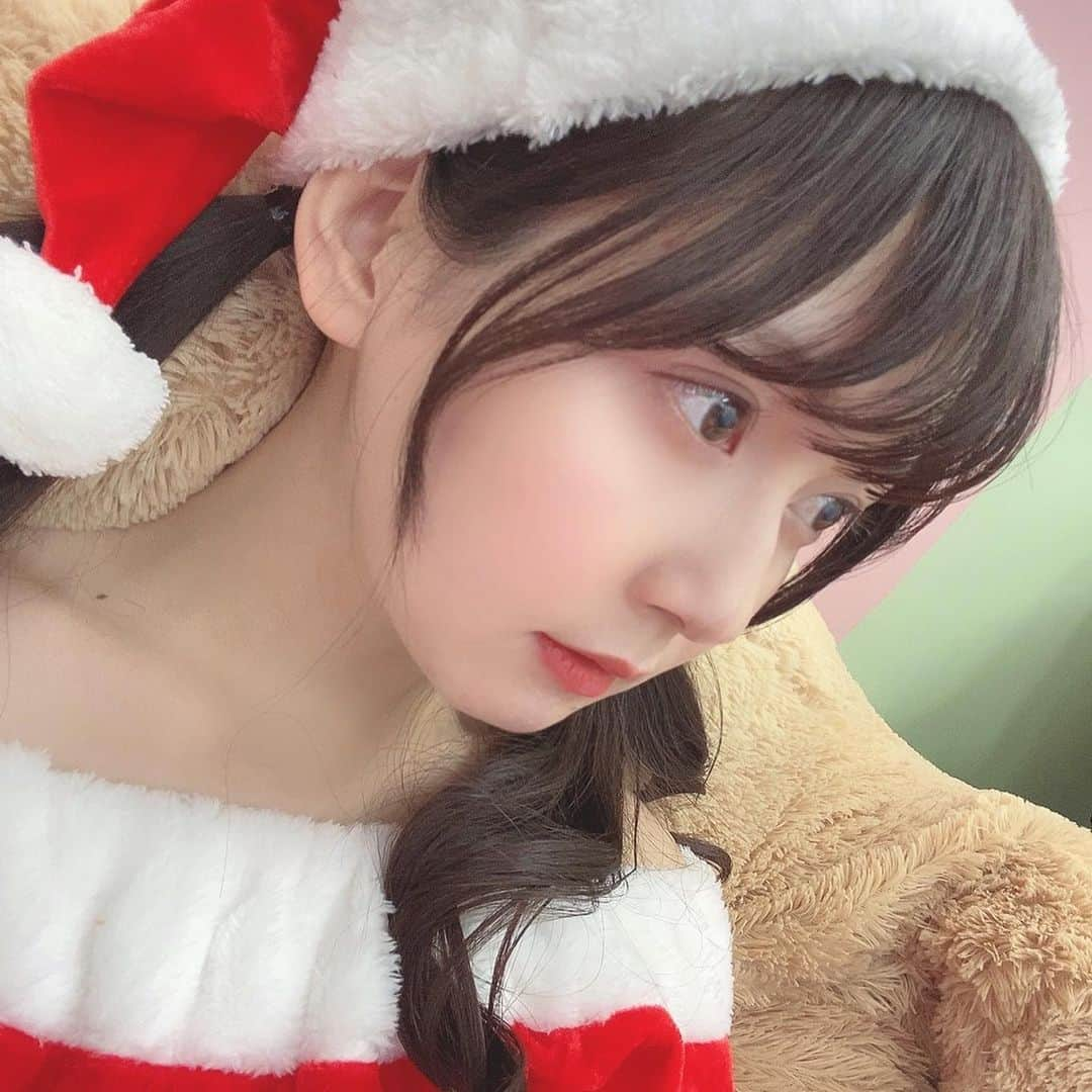 金久保マユ（ぼんぼん）さんのインスタグラム写真 - (金久保マユ（ぼんぼん）Instagram)「メリークリスマスイブ！！🎉 本日はサンタさんでASMRを撮りました🎄ぜひぜひご覧くださいーっ！ . 横からちらり。」12月24日 22時14分 - kanakubo_mei