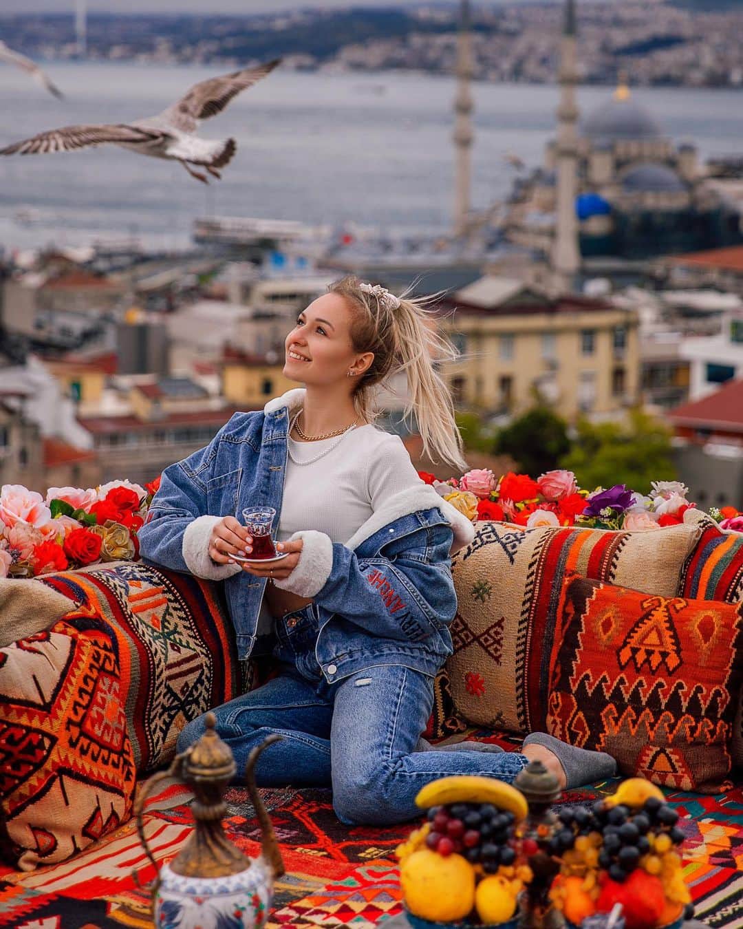 ダリア・スピリドーノワのインスタグラム：「Стамбул 🕊  Невероятной красоты город✨  Огромный выбор красивых мест✨  Вообщем все как в турецких сериалах, и даже лучше✨  Кто-то был или хочет в Стамбул?🕊」