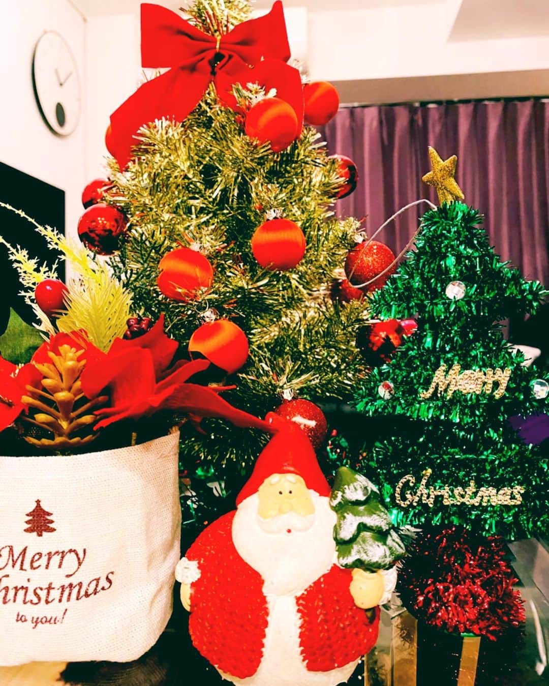 美川憲二さんのインスタグラム写真 - (美川憲二Instagram)「おうちでゆっくりクリスマスよ〜🎅🎄🎄✨✨✨✨✨  我が家の飾りつけ〜☺️😉✌️  みなさんも　素敵なイブ&クリスマスをお過ごしくだされ〜🥰💕💕💕💕💕💕💕 #merrychristmas  #我が家の飾りつけ  #おうちでゆっくりクリスマス  #美川憲一 #美川憲二 #ヒデコフランセスカ #オネェ系 #ものまね」12月24日 22時25分 - mikawakenji