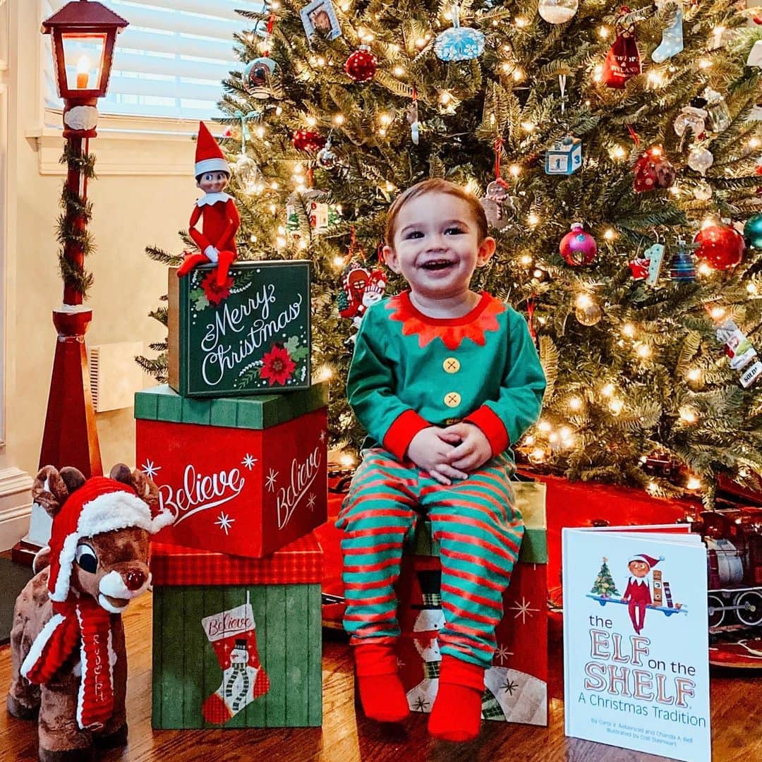 のインスタグラム：「Merry Christmas Eve from our little elf on the shelf 💚🎄🎁」