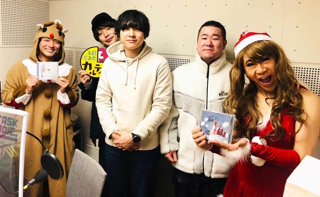 工藤淳之介さんのインスタグラム写真 - (工藤淳之介Instagram)「さとちんのクリスマスの願い「メンズに囲まれる」を、まさかの方々に叶えていただきました✨笑笑  新曲も最高なMy Hair is Badの皆様、これからもますますご活躍ください😆  #新潟 #新潟放送 #3時のカルテット #スペシャルゲスト  #myhairisbad  #マイヘア #上越市  #上越市出身  #life #白春夢 #love #味方 #良い音  #良い歌詞  #良い音楽   #さとちん #クリスマスプレゼント  #イケメンが大渋滞  #happychristmas   #bsn #アナウンサー #メリークリスマス #工藤淳之介」12月24日 22時19分 - kudojun_nosuke_bsn