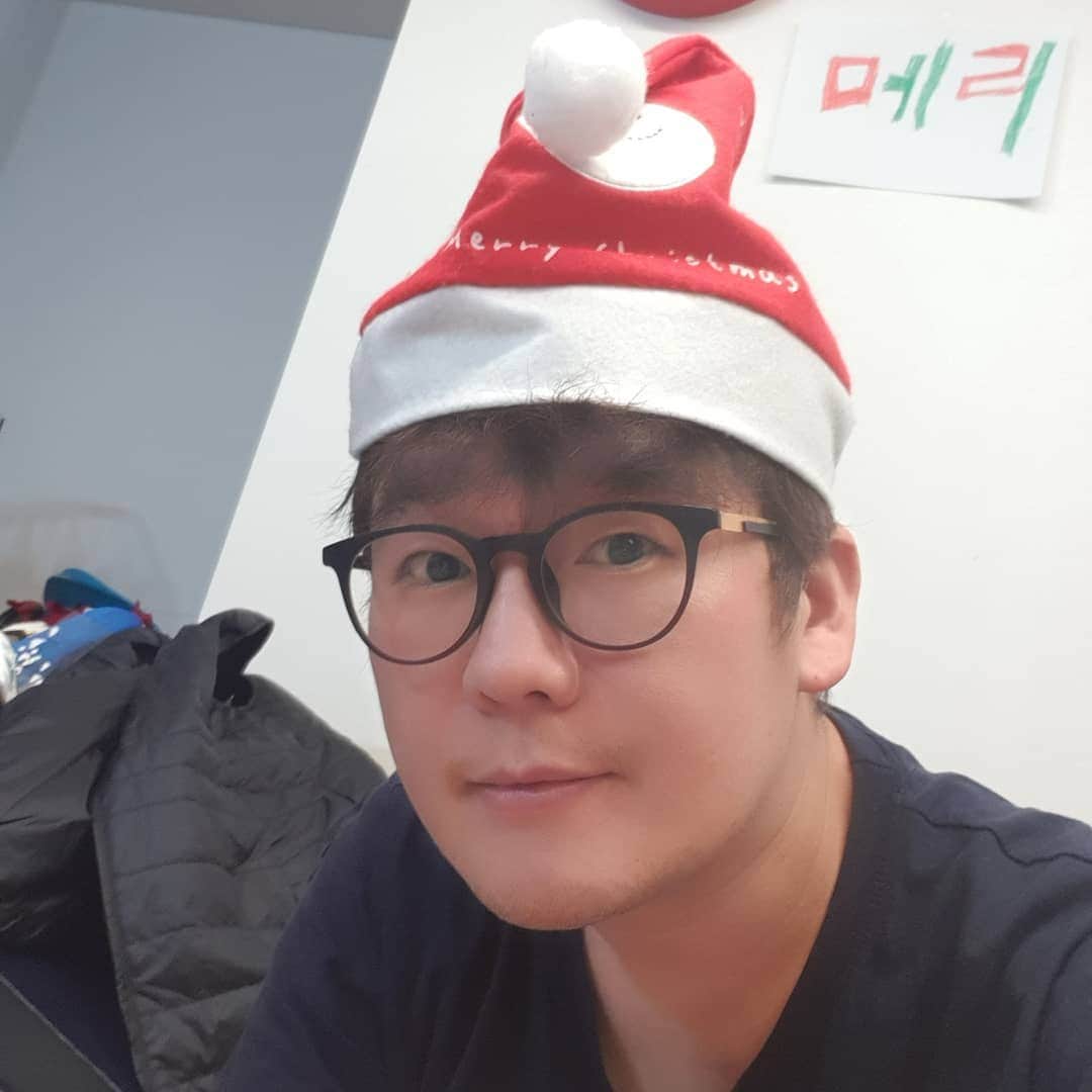 キム・ガンヒョンのインスタグラム：「크리스마스 기념 셀카~~ 모자가 어디서 굴러다니다가...내눈에 똭~~ 계속 쓰고 있네..^^ 모두모두 즐겁고 건강한 성탄절 보내세요~ #배우김강현 #메리크리스마스 #집」