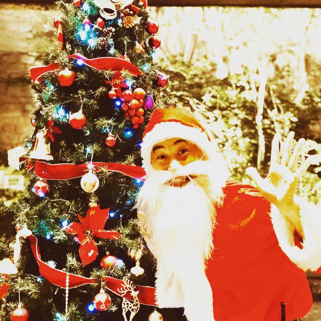 石田靖さんのインスタグラム写真 - (石田靖Instagram)「Merry Xmas‼️ #merrychristmas  #メリークリスマス #めりーくりすます  #メリクリ #サンタクロース #眉毛黒いサンタクロース #落ち着きないサンタクロース #一期一笑  #石田靖」12月24日 22時21分 - yasulog