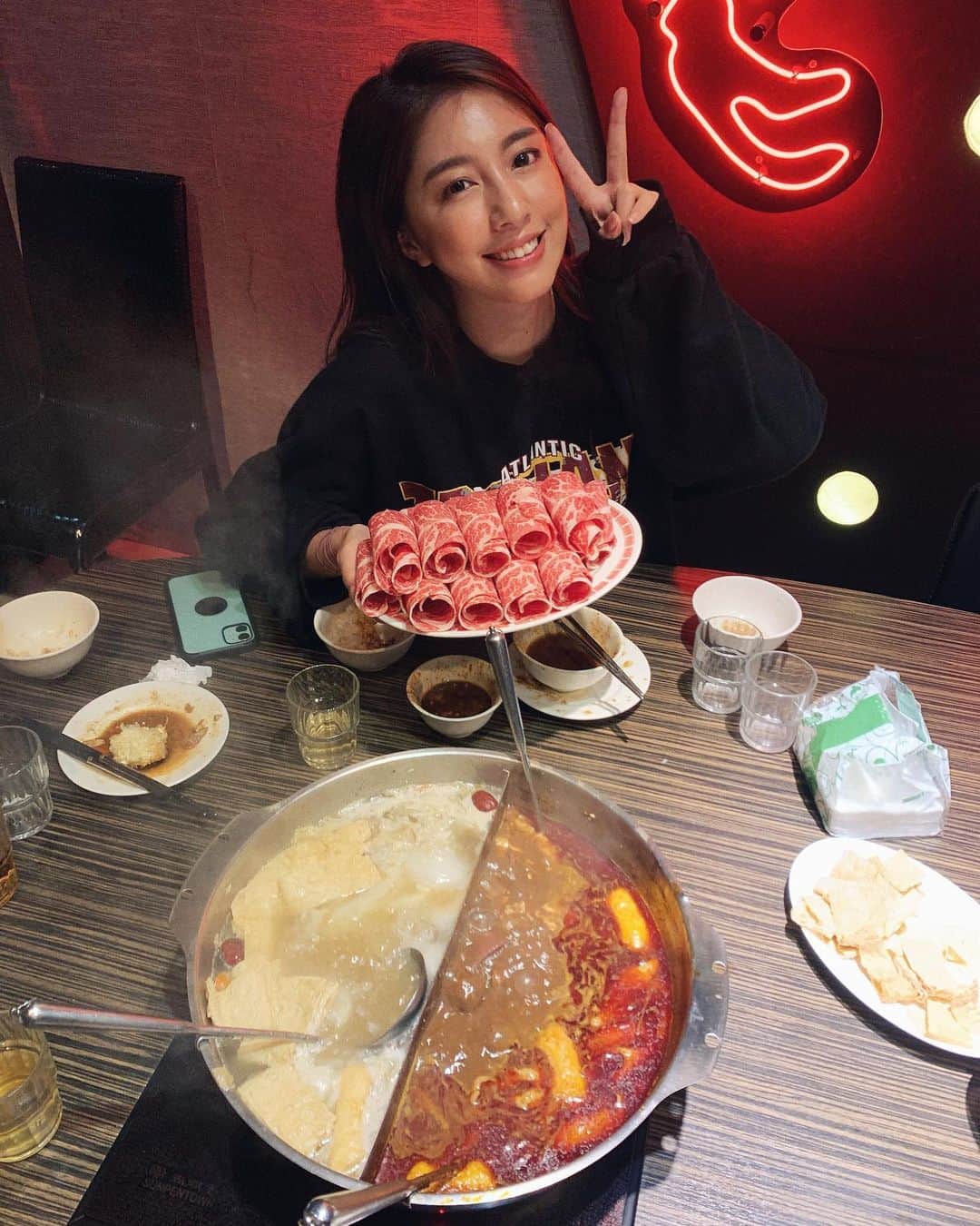 辜莞允（Nono Ku）のインスタグラム：「從小吃到大的吳記麻超好吃(⁎⁍̴̛ᴗ⁍̴̛⁎) 蝦丸必點！牛小排必點！ 只是要有吃完要洗頭的準備 因為味道真的太濃太香啦」