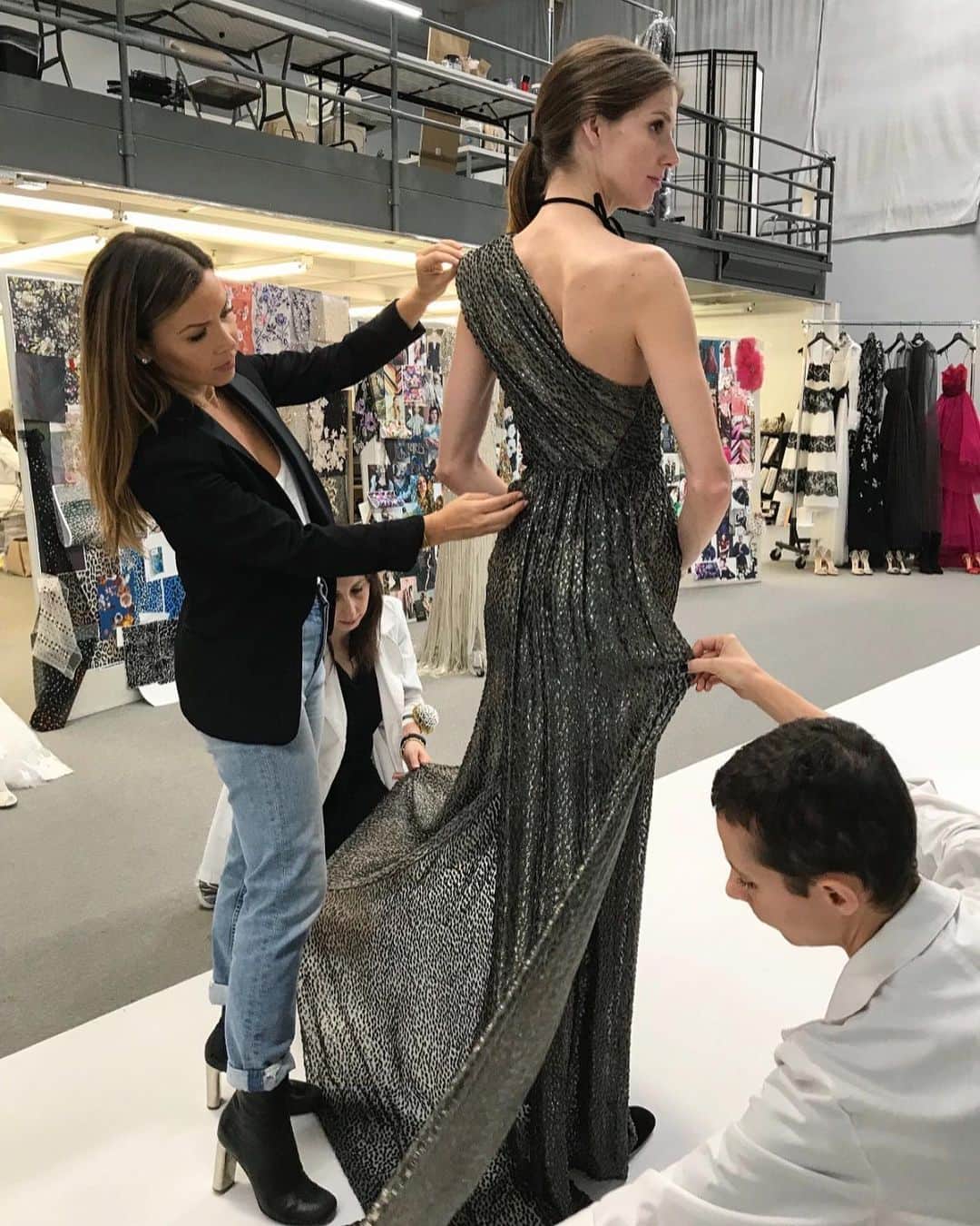 Monique Lhuillierのインスタグラム：「Inside the Atelier - designs coming to life! ✂️✂️ #moniquelhuillier #bts」