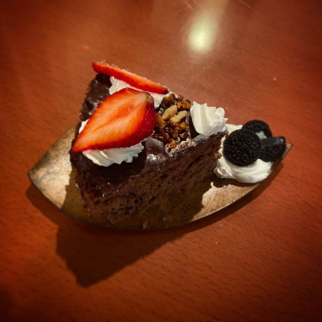 山井祥子さんのインスタグラム写真 - (山井祥子Instagram)「🎄ティラミス風ケーキ🍰 ①飴がけアーモンドをつくる。 ②チョコ味のスポンジケーキ焼いて、2枚にスライスする。 ③スライスした面にエスプレッソシロップを塗る。 ④オレオ入りのマスカルポーネクリームを挟む。 ⑤表面をチョコでコーティングする。 ⑥デコレーションする。  #祥子の趣味シリーズ #ケーキ #お菓子作り好きな人と繋がりたい」12月24日 22時34分 - shoko_yamai