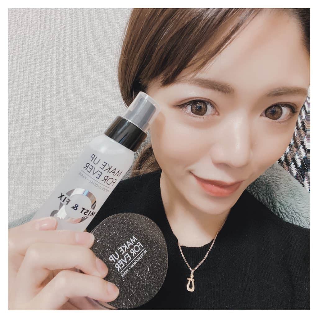 ARIKAのインスタグラム：「新メイク用品💄👄 . 今日はクリスマスイブですね🎅🏼🎄 自分へのプレゼント？になるのかな 新しいメイク用品買ったよ♥️  今回はMAKEUP FOREVERで✨ ➠ @makeupforever  ブラシは前からずーっと愛用してる🥰❣️ 初めてパウダーとミスト買ったけど これほんとにメイクが取れない‼️ マスク時代にぴったり🤍 これは当たりですね、おすすめ💕 ただ乾燥肌の方はしっかり保湿してから 使ったほうがいいかな☺️！！  3枚目のけやき坂イルミネーションは 全然投稿関係ないけど綺麗だから載せたかっただけ📸 以上、おひとり様イブでした。❄ . #makeup #makeupforever #クリスマスイブ #メイク用品 #買い物 #shopping #christmas #六本木けやき坂 #イルミネーション #デートスポット #私には関係ない #なんたっておひとり様だから  #workout #hair #me #girl #swag #l4l #love #selfie #bestoftheday #followme #dog #lovedogs #お洒落さんと繋がりたい」