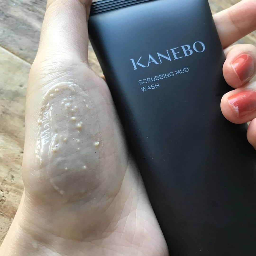橘美波さんのインスタグラム写真 - (橘美波Instagram)「2021年2月5日・3月5日　『KANEBO』  KANEBOは、2021年2月に新ベースメイクを、そして3月に新スキンケアを発売開始。  ベースメイクでは肌を覆うのではなく素肌を最大限に活かす仕上がりを叶えるパウダーファンデーションと、毛穴・くすみ・青クマなどの青影をコントロールする下地、肌の内側から溢れ出るようなみずみずしい光沢感を与える下地の2種が。  そしてスキンケアへは、何もしなくても日々蓄積する不要物をオフし、スキンケアの効果をアップさせるメイク落としと洗顔料と、肌へ負担をかけずにウォータープルーフマスカラやアイシャドウのラメも浮かして落とすクレンジングが新発売。  詳しくはbyBirth PRESSを見てください✨✨  #kanebocosmetics #kanebo #globalkanebo #カネボウ #スキンケア#ファンデーション #クレンジング#化粧下地#2021SS#2021春夏コスメ#新作コスメ#makeup#cosmetics#beauty」12月24日 22時27分 - minamitachibana