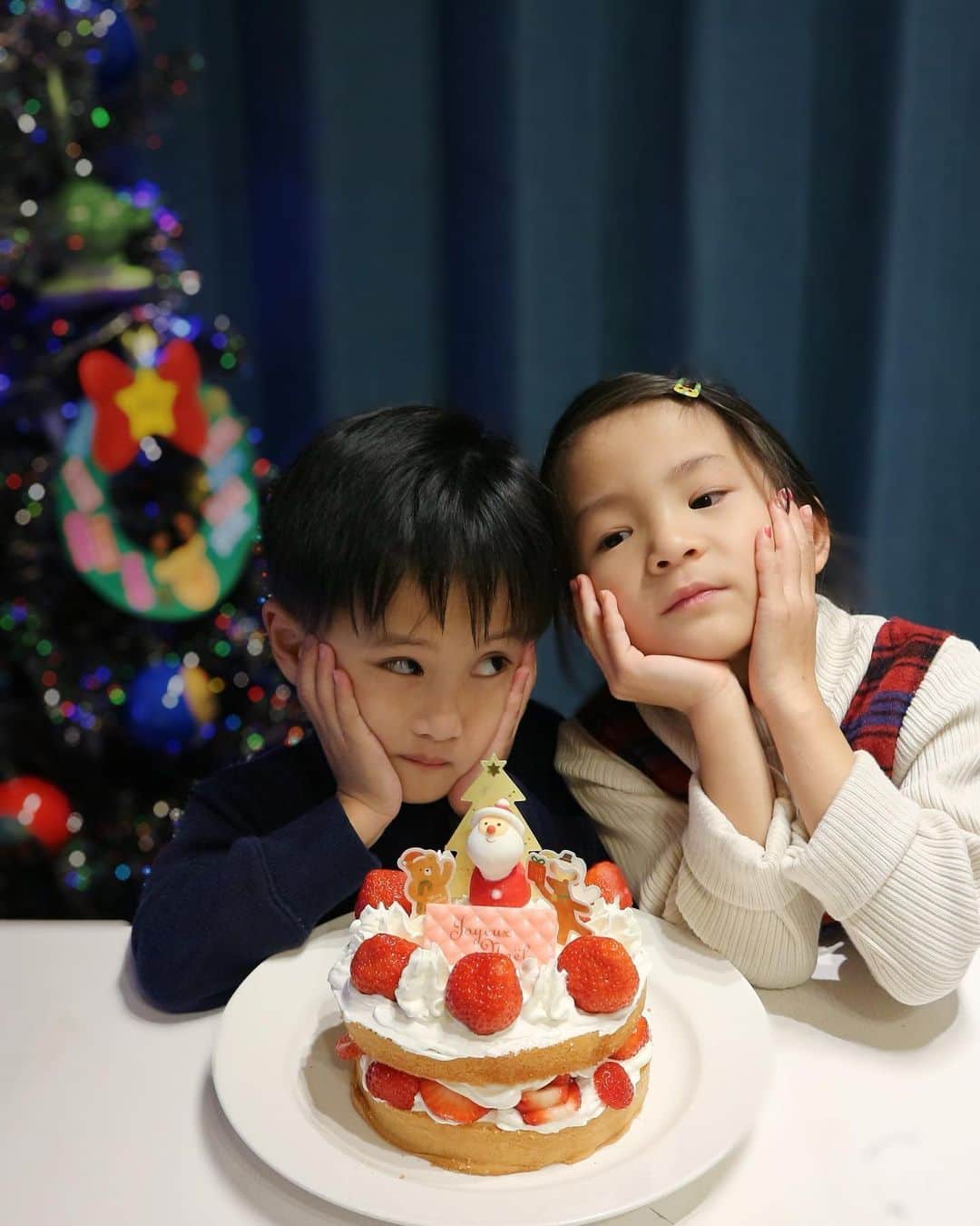 宮崎真梨子さんのインスタグラム写真 - (宮崎真梨子Instagram)「‥ 🤎Merry Xmas🤎 今日はお友達とクリスマスパーティー🎄クリスマスケーキを一緒に作って食べました。 ∵ クリスマスケーキは、TVで見て応募したら当たった【cotta(@cotta_corecle )】の「キットで簡単！ホワイトクリスマスケーキ」です。普段ケーキは食べない息子ですが、美味しいと自ら食べてて感動♡大人が食べても美味しかった♡来年もこれにしよう♡ ∵ さて、プレゼントを用意しなくては🎅🤶 ∵ ∵ #クリスマス #クリスマスケーキ #クリスマスパーティ #メリークリスマス #クリスマスツリー #クリスマスプレゼント #cotta #息子 #超未熟児 #極低出生体重児 #nicu卒業生 #nicubaby #未熟児網膜症 #低身長治療中 #4歳 #ミヤマリ #vocest #vocemagazine #美容ブロガー #超未熟児ママ #ママ #男の子ママ #22週生まれ #mamagirl #ママリ #mamanokoカメラ部」12月24日 22時28分 - miyamari92