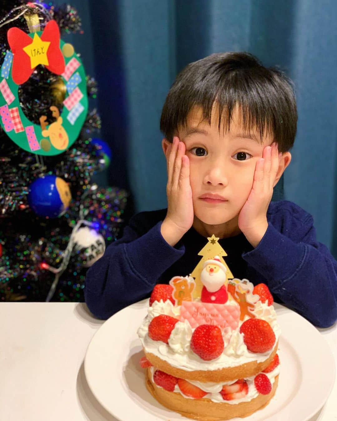宮崎真梨子さんのインスタグラム写真 - (宮崎真梨子Instagram)「‥ 🤎Merry Xmas🤎 今日はお友達とクリスマスパーティー🎄クリスマスケーキを一緒に作って食べました。 ∵ クリスマスケーキは、TVで見て応募したら当たった【cotta(@cotta_corecle )】の「キットで簡単！ホワイトクリスマスケーキ」です。普段ケーキは食べない息子ですが、美味しいと自ら食べてて感動♡大人が食べても美味しかった♡来年もこれにしよう♡ ∵ さて、プレゼントを用意しなくては🎅🤶 ∵ ∵ #クリスマス #クリスマスケーキ #クリスマスパーティ #メリークリスマス #クリスマスツリー #クリスマスプレゼント #cotta #息子 #超未熟児 #極低出生体重児 #nicu卒業生 #nicubaby #未熟児網膜症 #低身長治療中 #4歳 #ミヤマリ #vocest #vocemagazine #美容ブロガー #超未熟児ママ #ママ #男の子ママ #22週生まれ #mamagirl #ママリ #mamanokoカメラ部」12月24日 22時28分 - miyamari92