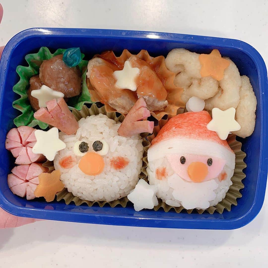 町田亜里香のインスタグラム：「今日はコーデ写真がないので😱 今月のお弁当day🍱ˎˊ˗ 12月、久々にキャラ弁を頼まれて 数ヶ月ぶりにキャラ弁です🎄⸜❤︎⸝ クリスマス仕様🎅✨ . . 今日はクリスマスイブ 明日はクリスマス✌️💕 皆さんの元にもサンタさんが 無事に来ますように🦌ˎˊ˗ . . 素敵なクリスマスを🎄✨ ちなみにちいは出社ですwww . . これからサンタさんくるかな🤫。 . . #クリスマスイブ #クリスマスメニュー  #クリスマスキャラ弁 #キャラ弁  #クリスマス #サンタさん」