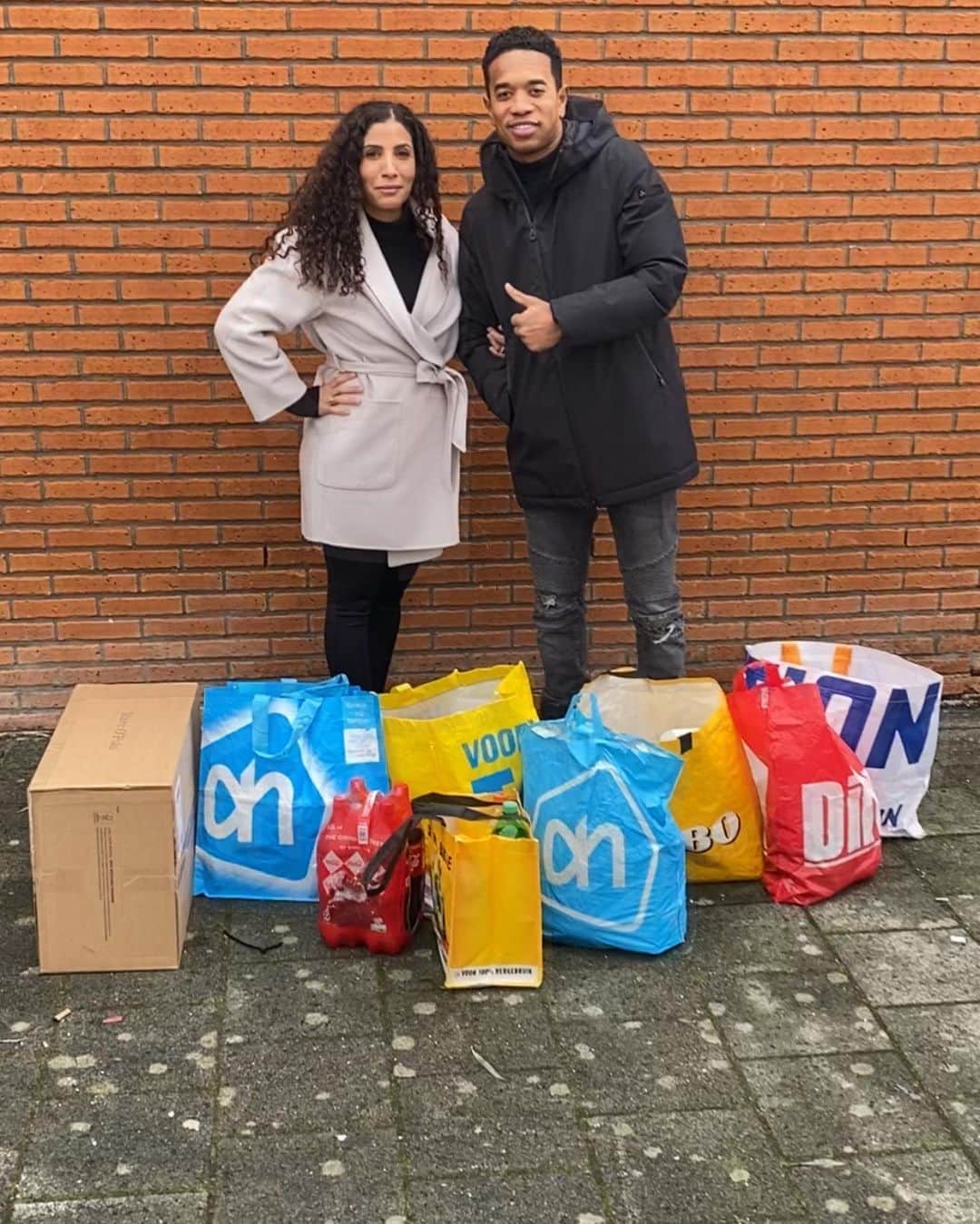 ウルビー・エマヌエルソンのインスタグラム：「Vandaag hebben wij deze boodschappen gedoneerd aan opvanghuizen in Amsterdam. Fijn om iets voor anderen te kunnen betekenen. Fijne kerstavond allemaal!  #laatsteronde」