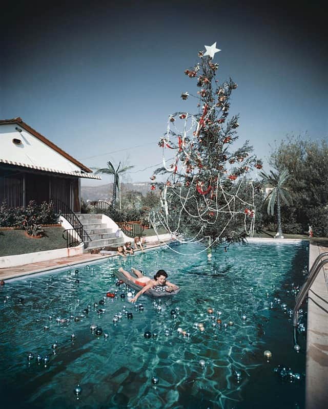 ダニジョーのインスタグラム：「Christmas Eve plans? #slimaarons 💦🎄⛓」