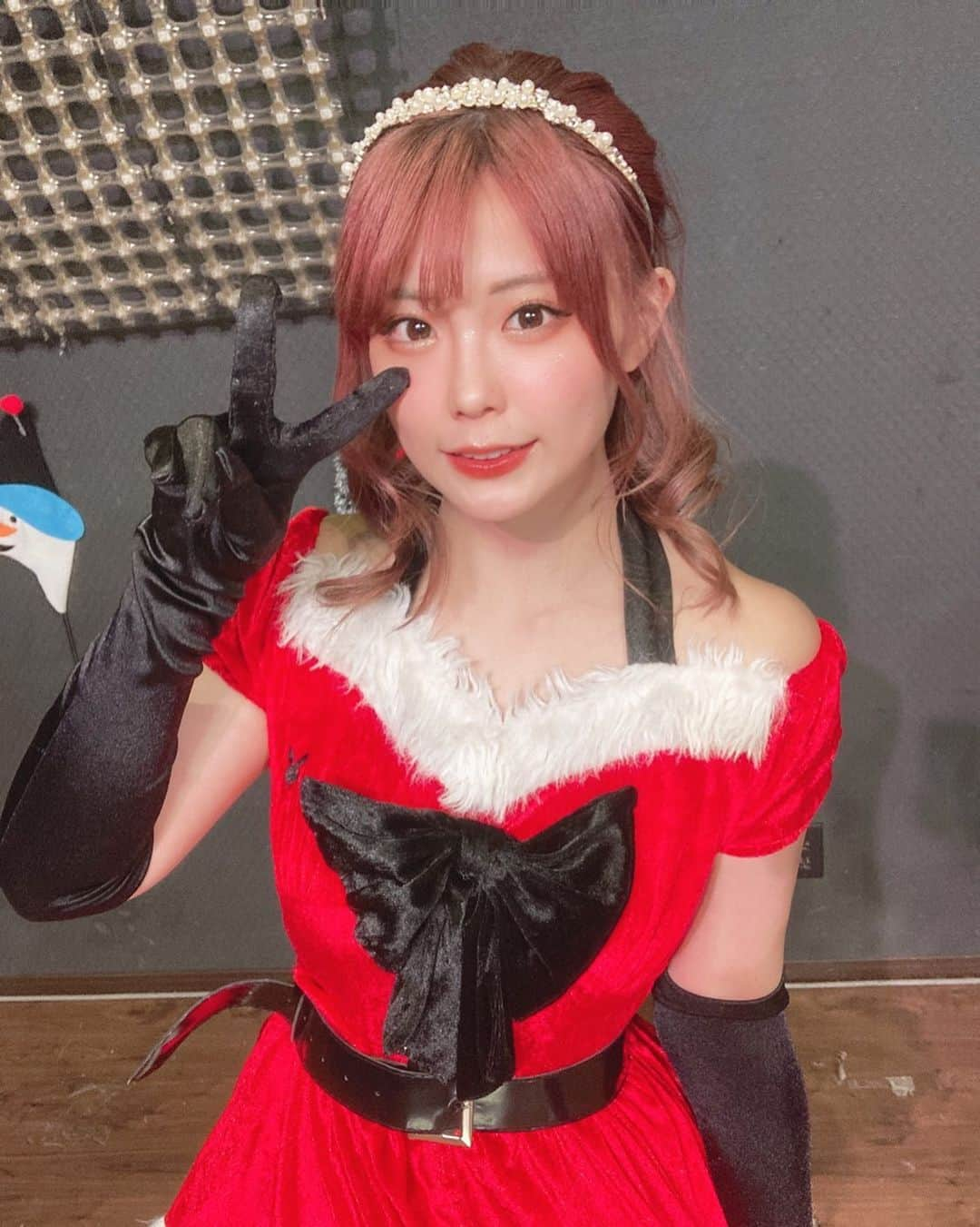 川村虹花のインスタグラム：「メリーアリスマスイブ🎄🌟❤ アリスプロジェクトで迎えるクリスマスは10回目になりました😂✌️ 明日は最後のアリスマスです。 . #クリスマス #サンタコス #赤サンタ」