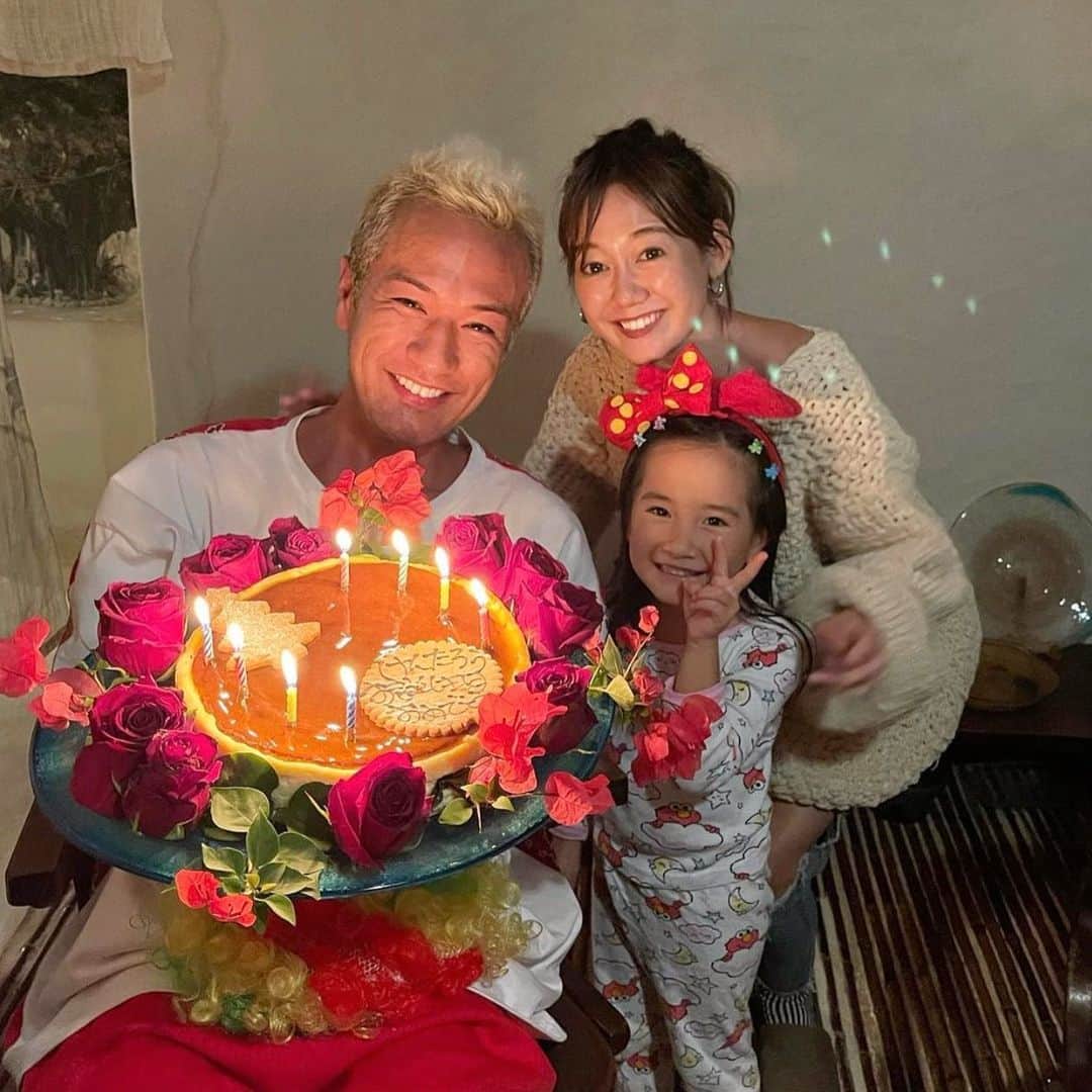 照屋 健太郎のインスタグラム：「12月23日で41歳になりました🎂前日は家族にお祝いしてもらって、当日は両親も一緒に過ごしました。みんなが日々を健康に暮らせていること、両親、家族、友達、従業員のみんなに感謝です。お祝いのメッセージを送ってくれた皆さんにも本当にありがとうございました🙏🏻これからも自分が楽しいと思えることに全力で生きたいと思います😊🧡今年から始めたブランド @liberty____force から、明日か明後日には2つニュースを発表できそうです✨今年ずっと頑張ってやってきたプロジェクトです✨🔥✨いつもありがとうございます🙏🏻✨」