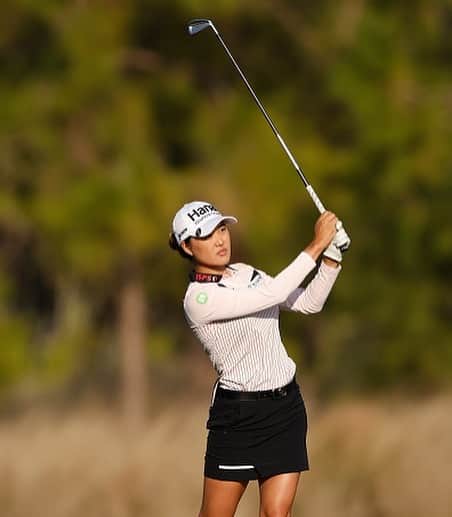 ミンジー・リーのインスタグラム：「2020 season has come to an end! Already my 6th year on tour. I want to thank the @lpga_tour and event sponsors for stepping up and allowing us to play in such a difficult time. Also want to thank my team for always looking out for me & helping me to be my best. To all my family, friends & supporters, even though you weren’t able to see me play live, thankyou for always rooting for me from home☺️   I hope everyone has a safe & wonderful holidays!  Merry Christmas Eve 🎄💜」