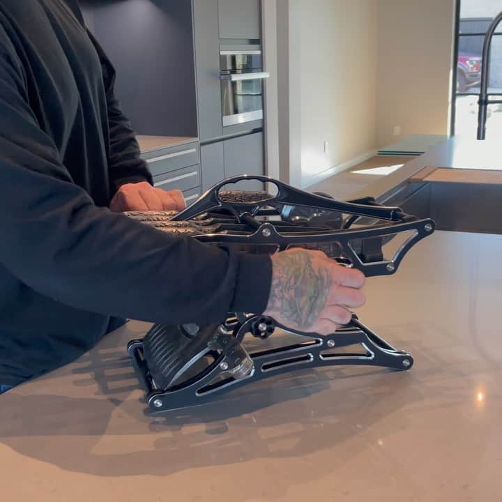 ウエストコーストチョッパーズのインスタグラム：「Hey Hey I appreciate all your nice comments on the last post🙏🏻🙏🏻  Here’s some of the coolest features about our NEW @jesse_james_culinary “Supercilious” knife rack.. Over two years in the making.   -We wanted something made of metal instead of wood.   -No Magnets!  -It had to be form fitting to all our knives, and a PizzaCutioner.   -Needed a carry handle to easily move around.  **And above all it had to fit under low cabinets and be Easily adjustable for open countertops.   I think we checked all the boxes!   (We even have some room for some steak knives we plan to make in the future.)  -It also includes an aircraft grade anodize finish and rubber feet so it won’t scratch countertops.  All of this is proudly made in Austin Texas USA🇺🇸  Follow @jesse_james_culinary for more info!  #jessejames」