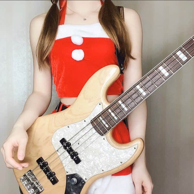 AKARIのインスタグラム：「メリークリスマスイブ🎄  明日の夜は、 YouTube「AKAちゃんねる」に必ず集まってねー🎅  あかりんご🍎クリスマス生配信 youtu.be/0DL_V8k4UM4  . . . #dailylook #fashion #ootd #music #musician #bass #bassguitar #acdc  #bassist #japanesegirl #japan #follow #pink #koreanfashion #bassgram #groove #slapbass #basssolo #YouTube #youtuber #bass #ベース #ベース女子 #red #akaちゃんねる　#bassgirls #ベース弾いてみた」