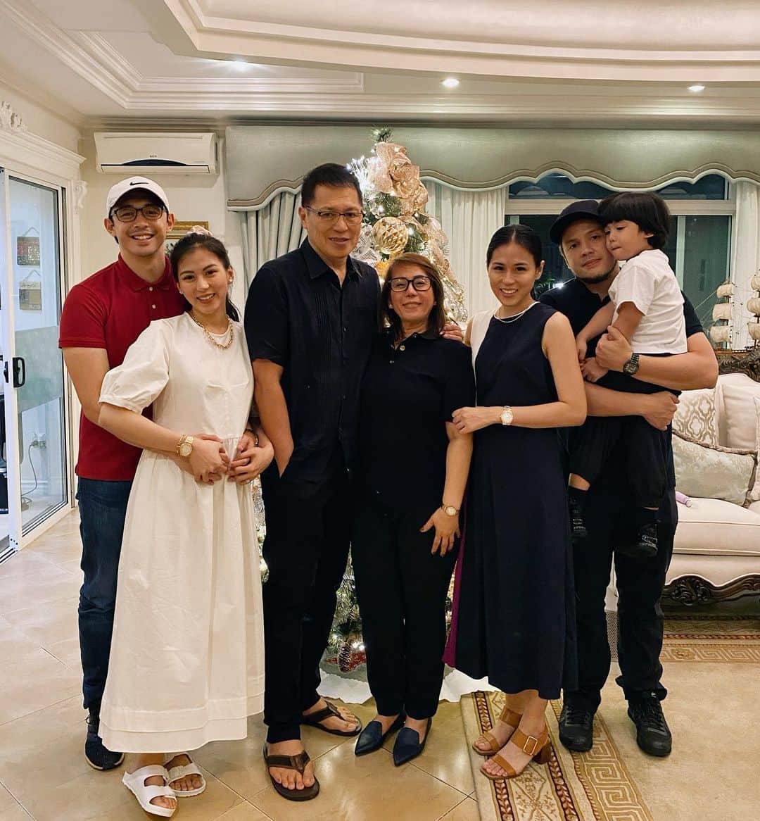 Alex Gonzagaさんのインスタグラム写真 - (Alex GonzagaInstagram)「Praise the Lord for blessing us with family!!! Merry Christmas from our family!!! 🤍🤍🤍」12月24日 22時43分 - cathygonzaga