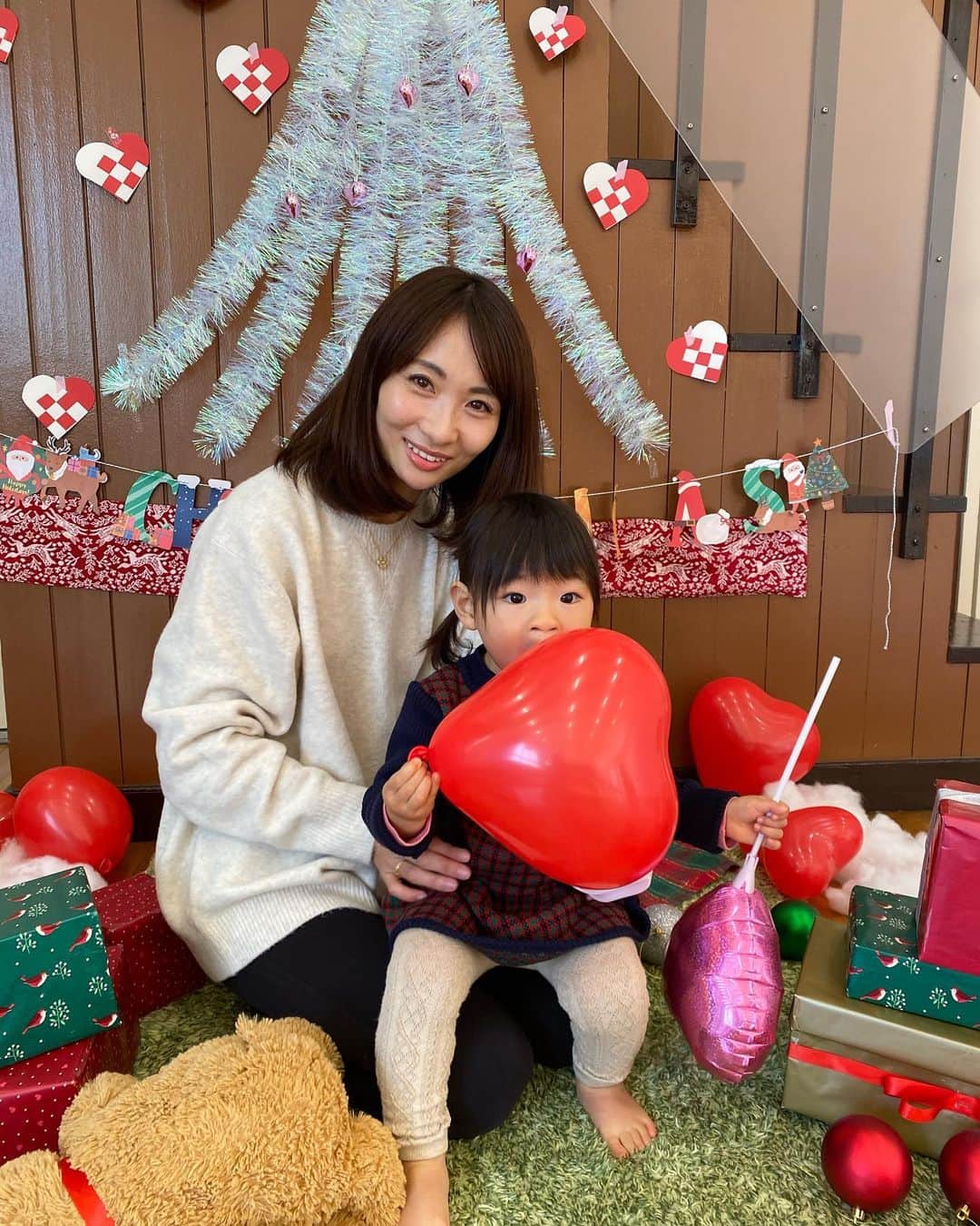 吉田早織のインスタグラム：「・﻿ 今年は世情もありクリスマスパーティーやお出かけができなかったけど﻿ 通っているリトミックで少しクリスマス気分を味わえました🎄✨﻿ ﻿ ﻿ 毎年恒例になりつつある、クリスマスイブのボーネルンドでのプレゼント選び🎁﻿ ﻿ ﻿ 私がお店の方とおままごとやお人形のお世話セットを見ている横で﻿ ﻿ 乗り物大好きな娘は #bobbycar 即決でした🚘﻿ ﻿ ﻿ 👱🏻‍♂️から家の中で乗ってokと許可が出たのでそちらに🎄﻿ ﻿ ﻿ 👨🏻‍🦳🧓🏻からのプレゼントも届いて大喜びでした🎁✨﻿ ﻿ ﻿ ﻿ クリスマスが楽しいイベントだとなんとなく理解している娘👧🏻﻿ ﻿ 来年はサンタさんにプレゼントをお願いするのかな🎅💕﻿ ﻿ ﻿ ﻿ ﻿ ﻿ ﻿ ﻿ #bobbycar #christmas #クリスマスプレゼント #クリスマスイブ #christmaseve #1歳9ヶ月 #女の子ママ #ボーネルンド」