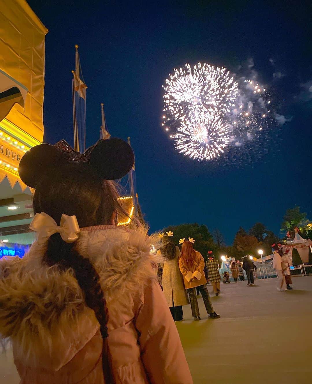 高橋有紀子さんのインスタグラム写真 - (高橋有紀子Instagram)「* 今年はコロナで行けないかなーって半ば諦めてたけど お誕生日お祝いのクリスマスディズニーに行けました🎄💝 * * 新しくできた美女と野獣のアトラクションは 小さい頃から観てた映画の世界に入ったみたいで感動🥺💜  夏に見れなかった打ち上げ花火も見れたし、 ゆいまる初めてのものに沢山乗れて、 どれも待ち時間短くて最高だった〜✨ * * #merrychristmas #disneyland #ディズニーランド #クリスマスディズニー #2020_12_15」12月24日 22時35分 - yukko816