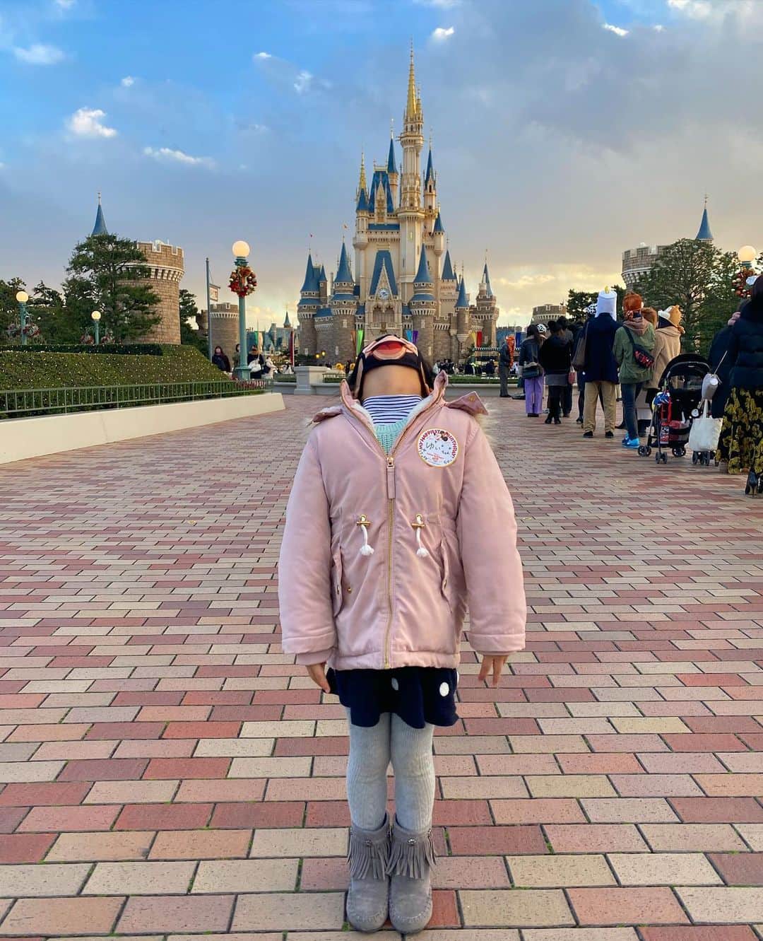 高橋有紀子さんのインスタグラム写真 - (高橋有紀子Instagram)「* 今年はコロナで行けないかなーって半ば諦めてたけど お誕生日お祝いのクリスマスディズニーに行けました🎄💝 * * 新しくできた美女と野獣のアトラクションは 小さい頃から観てた映画の世界に入ったみたいで感動🥺💜  夏に見れなかった打ち上げ花火も見れたし、 ゆいまる初めてのものに沢山乗れて、 どれも待ち時間短くて最高だった〜✨ * * #merrychristmas #disneyland #ディズニーランド #クリスマスディズニー #2020_12_15」12月24日 22時35分 - yukko816