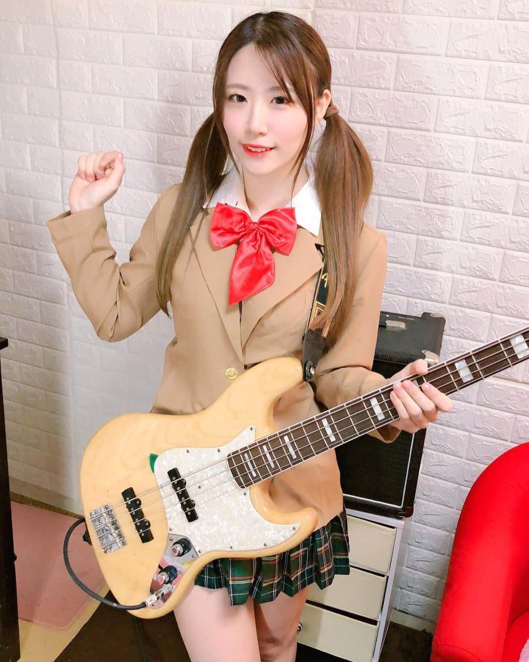 AKARIのインスタグラム：「【🍎告知🍎】  【名探偵コナンのテーマ】ベース弾いてみた youtu.be/njATKUWg1tc  YouTube「AKAちゃんねる」 😊12月26日 21:00～　演奏動画を公開🍎 . . . #dailylook #fashion #ootd #music #musician #bass #bassguitar #acdc  #bassist #japanesegirl #japan #follow #pink #koreanfashion #bassgram #groove #slapbass #basssolo #YouTube #youtuber #bass #ベース #ベース女子 #red #akaちゃんねる　#bassgirls #ベース弾いてみた」