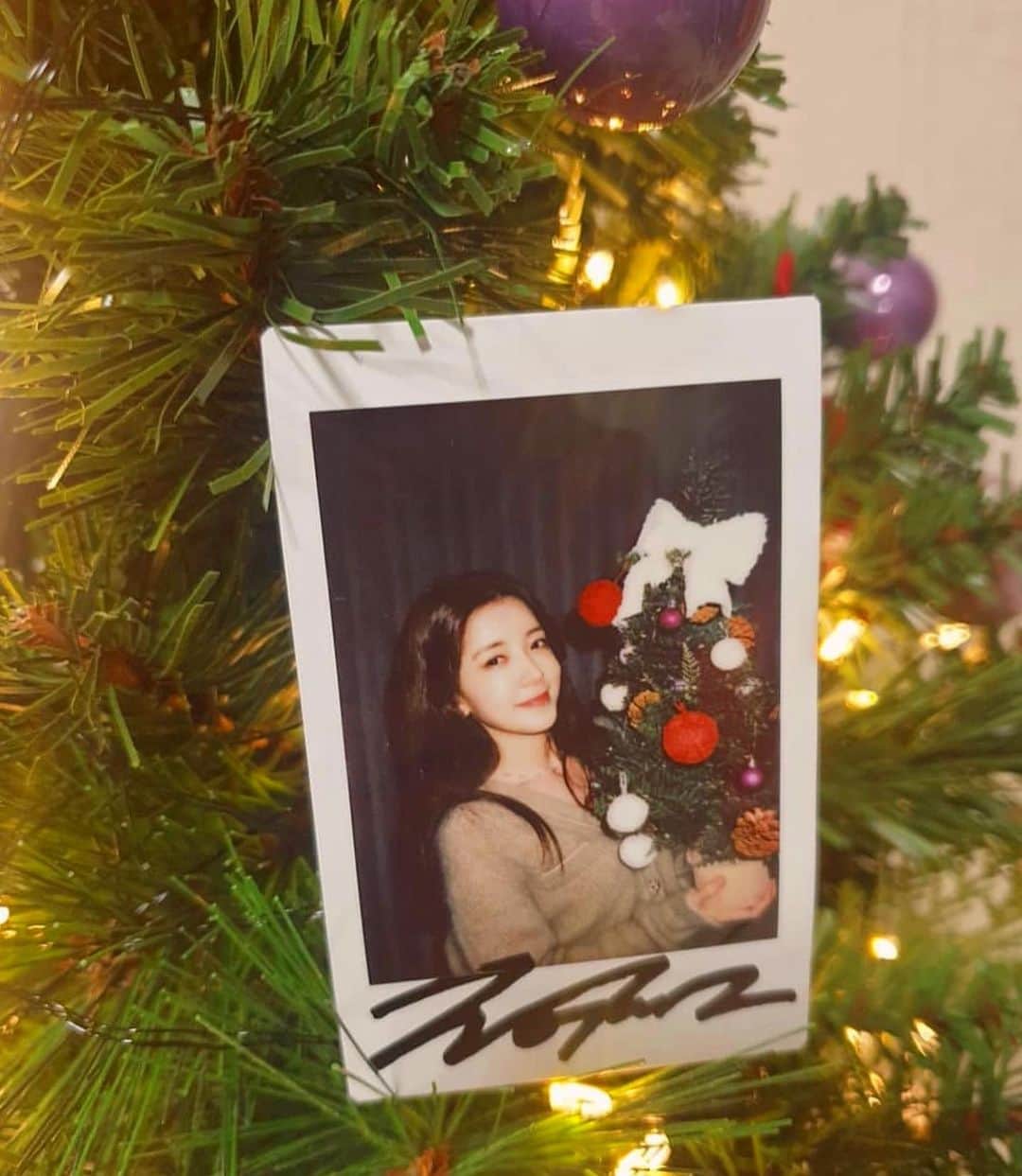 チョン・インソンのインスタグラム：「🌬 Merry Christmas 🎄 . 행복한, 따뜻한 크리스마스 보내요💕」