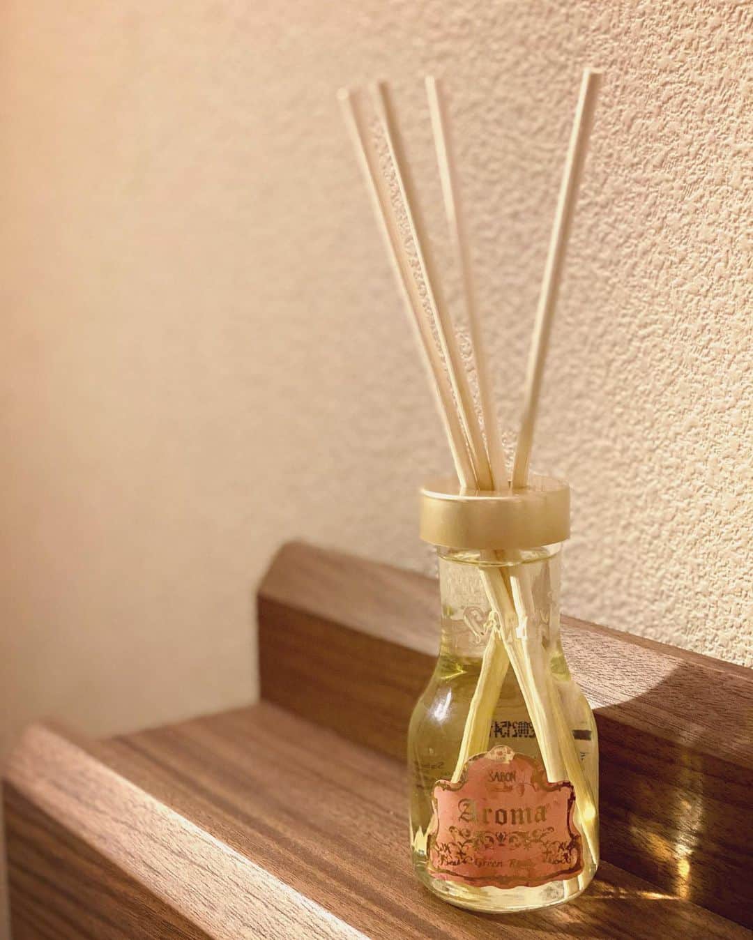 のインスタグラム：「いい匂い〜🌸 みんな素敵なイヴを過ごしてますか？❁  #SABON #perfume #christmaseve」