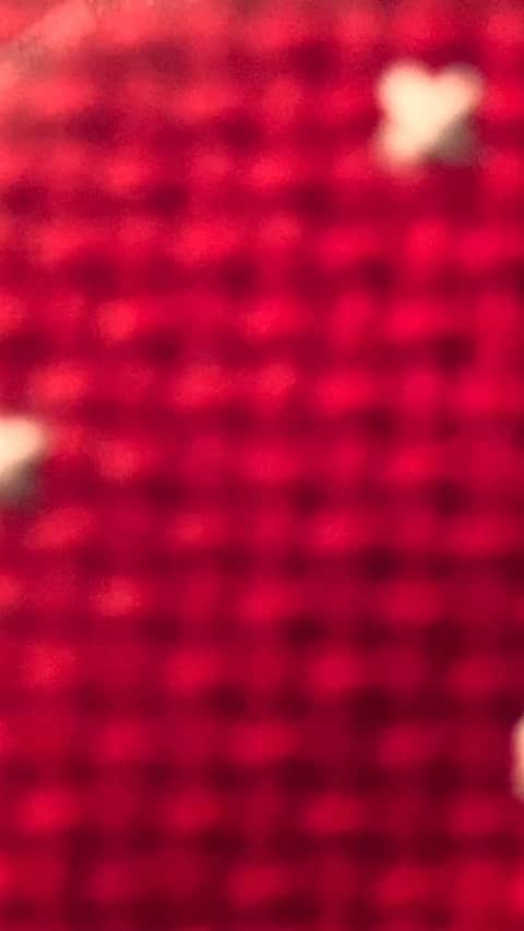 UCARY & THE VALENTINEのインスタグラム：「みなさんに素敵な事がおこりますように⭐︎私は歌を贈ります この刺繍はママが作ってくれたものです」