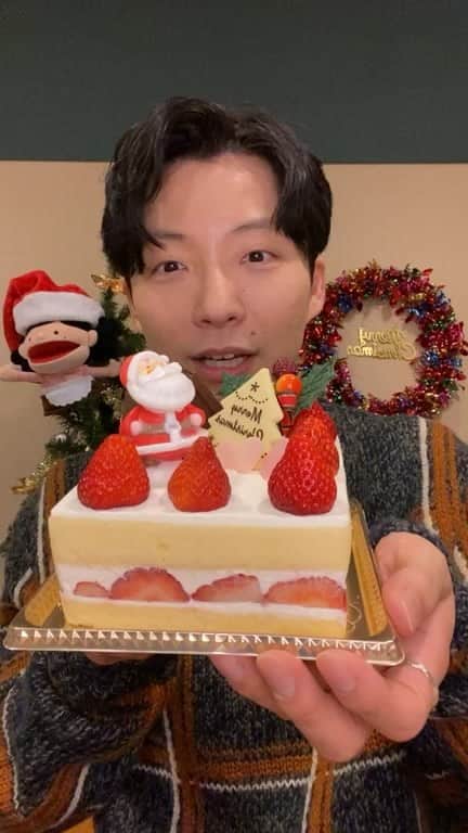 のインスタグラム：「イブに相応しく、だらだら喋るだけのインスタライブをしました。リアルタイムで累計約50万人の皆さんが観てくれました。楽しかった🤤ありがとう🎄メリークリスマス！  #星野源 #GenHoshino #岡田健史」