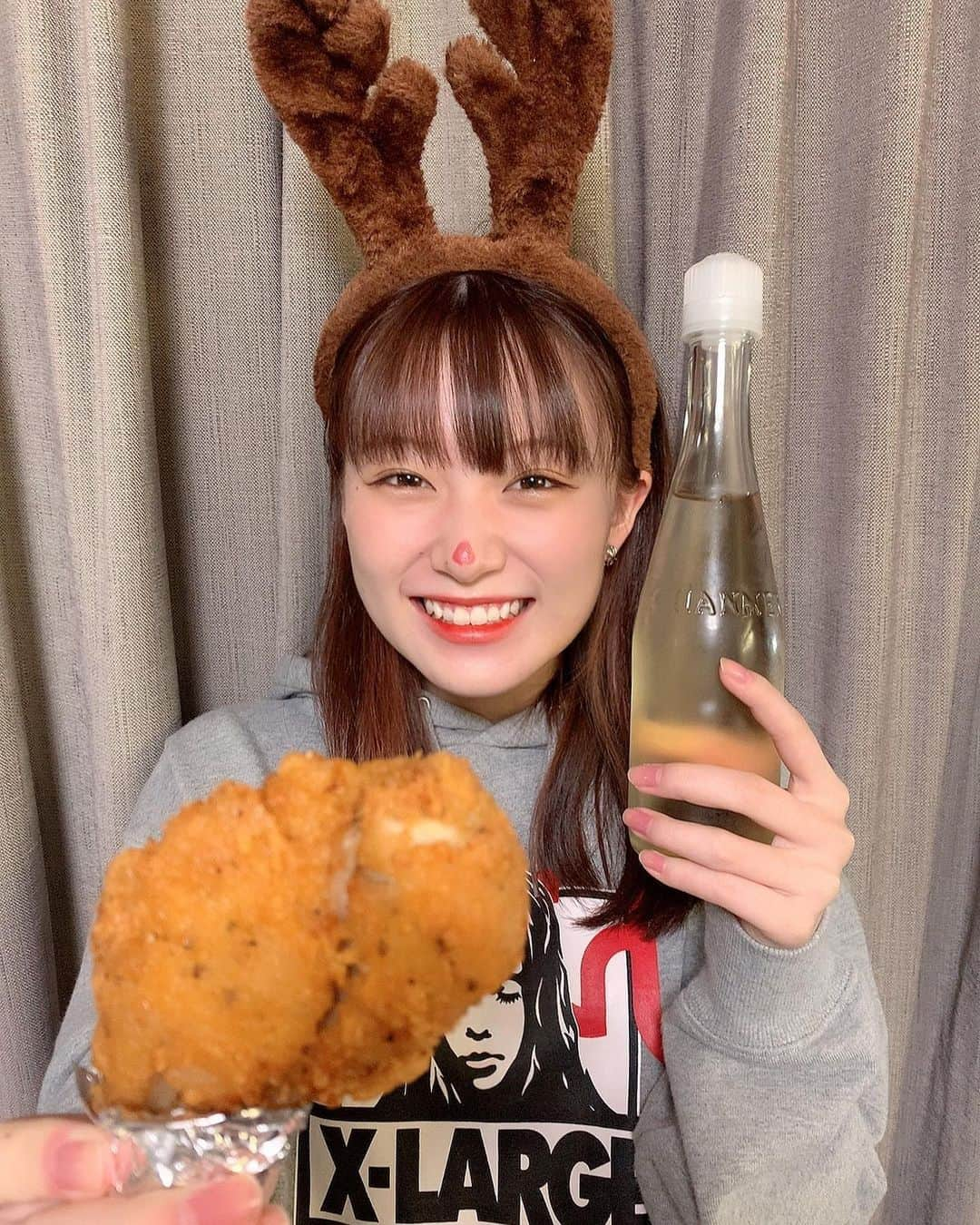 遠藤みゆさんのインスタグラム写真 - (遠藤みゆInstagram)「何年ぶりかのおうちクリスマス🎄 . LIVEも楽しいけど家族で過ごすクリスマスも最高ですね☺︎ . ちなみにクリスマスケーキは妹が作ってくれました♪ いやー、まじてパティシエなんですよ、ほんとに！！美味しかったし上手だし天才！！！！！❤︎ そして弟はDA PUMPさんのLIVETシャツ愛用してます！☺︎ . 久々に写真大量に投下しておきますねっっ！！！☺︎ . みなさん、メリークリスマス！！！ 3人ともプレゼント喜んでくれて良かったなあ❤︎ . #クリスマスイブ　#兄弟 #トナカイ #パーティー #写真大量 #クリスマスケーキ #美味しかった #なあ #❤︎ #🎅 #ちなみに #何年かぶりの #赤鼻のトナカイ #でした #あはは #笑 #dapump #さん #livetシャツ」12月24日 22時42分 - endoomiyu