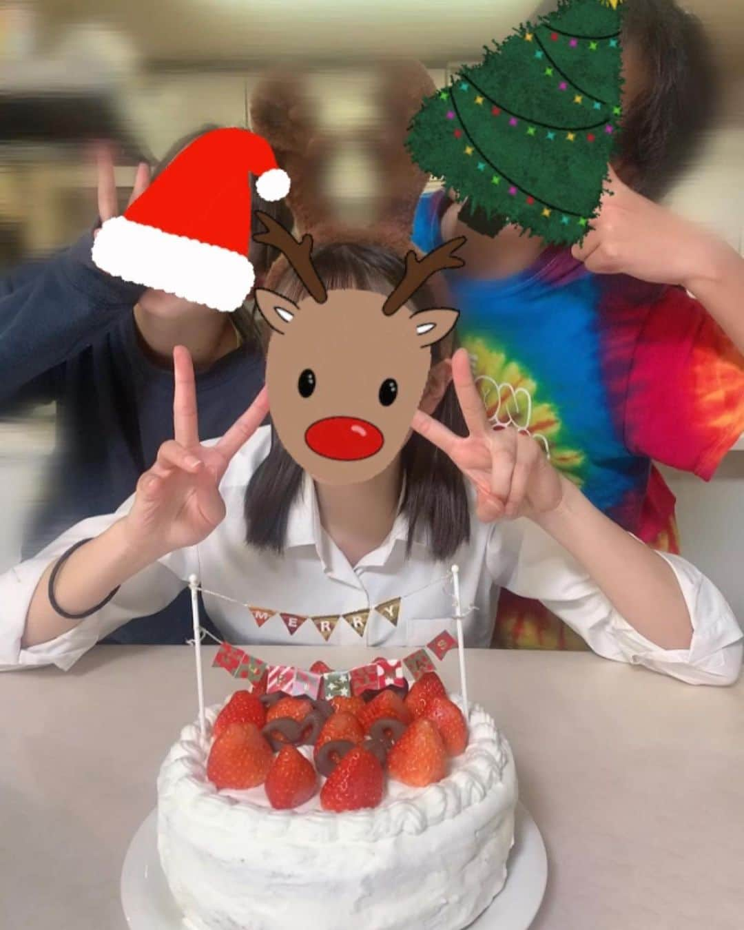 遠藤みゆさんのインスタグラム写真 - (遠藤みゆInstagram)「何年ぶりかのおうちクリスマス🎄 . LIVEも楽しいけど家族で過ごすクリスマスも最高ですね☺︎ . ちなみにクリスマスケーキは妹が作ってくれました♪ いやー、まじてパティシエなんですよ、ほんとに！！美味しかったし上手だし天才！！！！！❤︎ そして弟はDA PUMPさんのLIVETシャツ愛用してます！☺︎ . 久々に写真大量に投下しておきますねっっ！！！☺︎ . みなさん、メリークリスマス！！！ 3人ともプレゼント喜んでくれて良かったなあ❤︎ . #クリスマスイブ　#兄弟 #トナカイ #パーティー #写真大量 #クリスマスケーキ #美味しかった #なあ #❤︎ #🎅 #ちなみに #何年かぶりの #赤鼻のトナカイ #でした #あはは #笑 #dapump #さん #livetシャツ」12月24日 22時42分 - endoomiyu