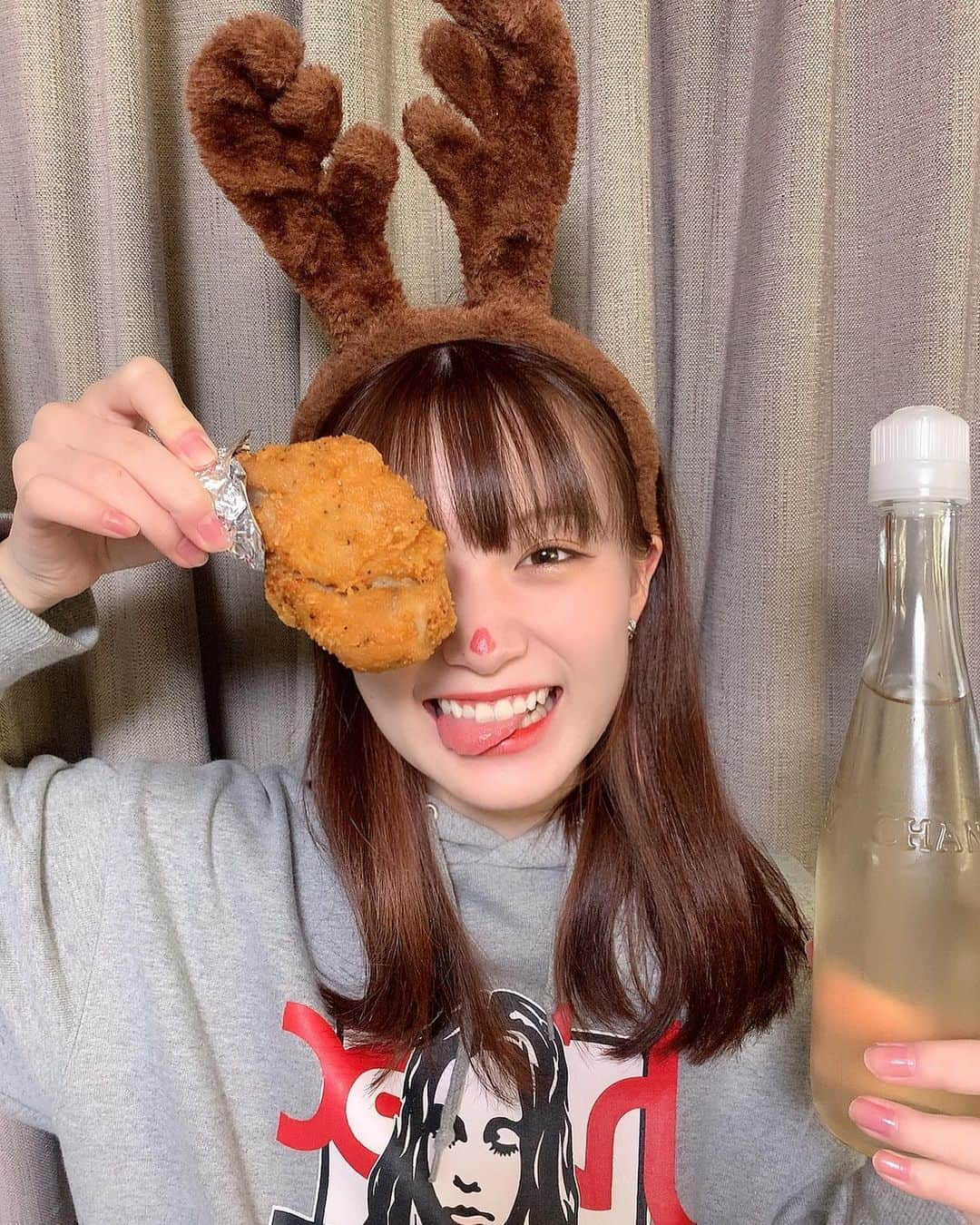 遠藤みゆさんのインスタグラム写真 - (遠藤みゆInstagram)「何年ぶりかのおうちクリスマス🎄 . LIVEも楽しいけど家族で過ごすクリスマスも最高ですね☺︎ . ちなみにクリスマスケーキは妹が作ってくれました♪ いやー、まじてパティシエなんですよ、ほんとに！！美味しかったし上手だし天才！！！！！❤︎ そして弟はDA PUMPさんのLIVETシャツ愛用してます！☺︎ . 久々に写真大量に投下しておきますねっっ！！！☺︎ . みなさん、メリークリスマス！！！ 3人ともプレゼント喜んでくれて良かったなあ❤︎ . #クリスマスイブ　#兄弟 #トナカイ #パーティー #写真大量 #クリスマスケーキ #美味しかった #なあ #❤︎ #🎅 #ちなみに #何年かぶりの #赤鼻のトナカイ #でした #あはは #笑 #dapump #さん #livetシャツ」12月24日 22時42分 - endoomiyu