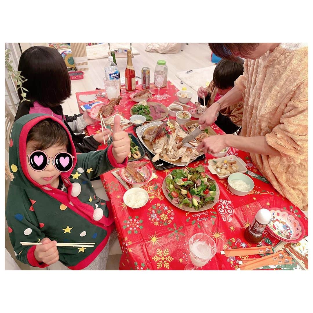 辻希美さんのインスタグラム写真 - (辻希美Instagram)「今年は家族６人でマッタリクリスマスを過ごしました🎅🎄💕"  我が家のクリスマスディナー🍽🎄 swipe👉してね‼️  美味しかったぁ🙏💕💕」12月24日 22時52分 - tsujinozomi_official