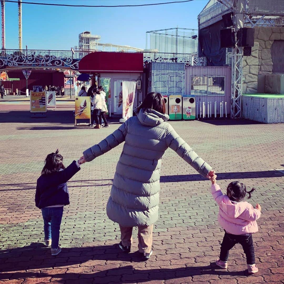 横山愛子のインスタグラム：「メリークリスマスイブ🎄🎄 クリスマス当日は何も出来ないので…先日少し早めのクリスマスパーティー&デートしてきました🎁❤️  遊園地では3回しか乗り物乗らず…笑 でも走り回ってキドキドでも遊んで！  夕方には子供達は寝てたり、ボーッとしてたり…あんまりイルミネーションに感動してなかったけど笑 私達は久々のデート感覚でウキウキでした😄 このご時世…今年は見られないと思っていたけど、空いてるタイミングで30分間だけ！！ 楽しむことが出来ました🥰 やっぱりクリスマスは特別な日だなぁ(^_^) 家でもパーティーをして、お菓子詰め合わせ長靴をプレゼントしたり、長女が手作りケーキを作ってくれたり🎂 いい思い出になりました(^_^)  さっ…サンタさん来てくれるかな🧑‍🎄 子供達も寝たらサンタさんくるかな？と楽しみにしながら、速攻で就寝してくれました✌️」