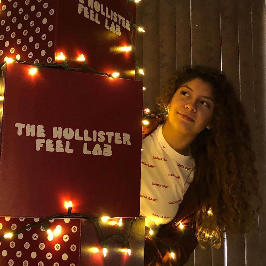 Hollister Co.さんのインスタグラム写真 - (Hollister Co.Instagram)「That moment when you know you got them the perfect gift & now you're just counting down the minutes until you can give it to them. #HollisterCollective #HCoPartner」12月24日 22時44分 - hollister